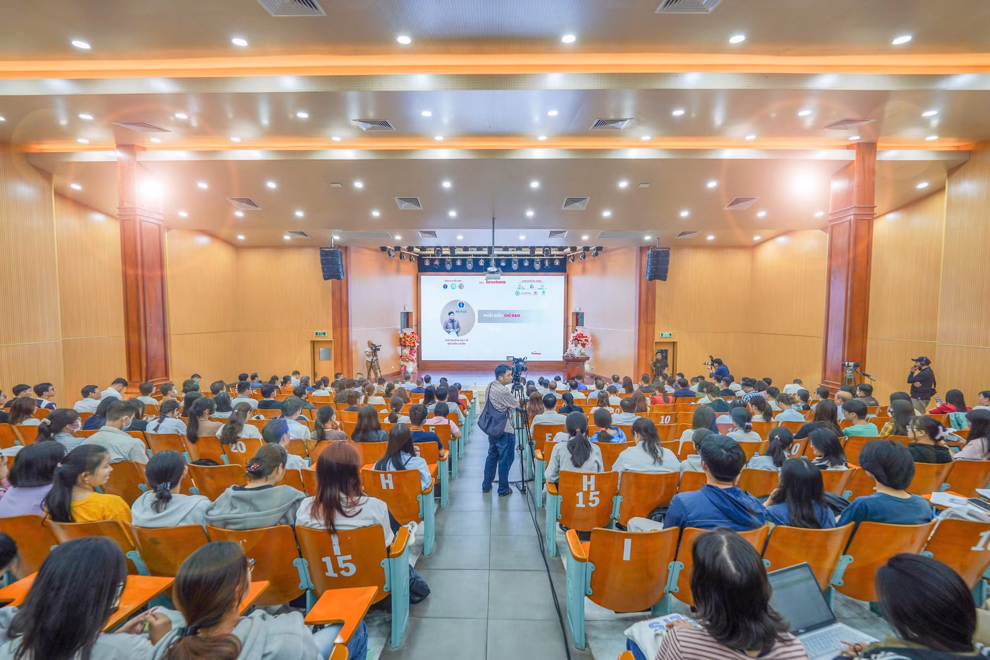 Hội thảo với chủ đề: “Thuốc giả - hệ lụy thật: Giải pháp nào ngăn chặn” thu hút sự tham gia của đông đảo nhà khoa học, cơ quan chức năng, công ty dược, sinh viên, giảng viên...