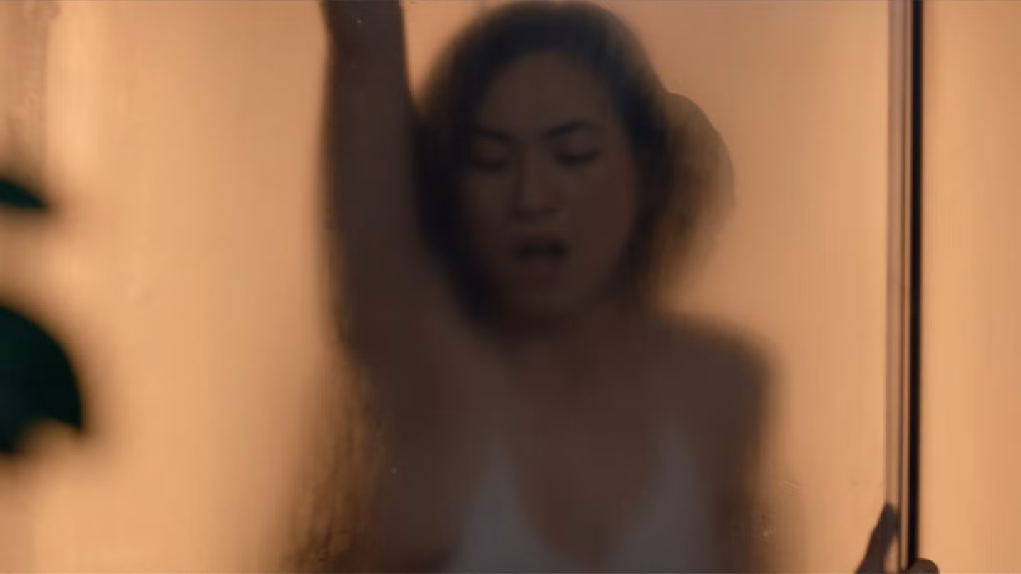Một số cảnh nóng bị cho là phản cảm.