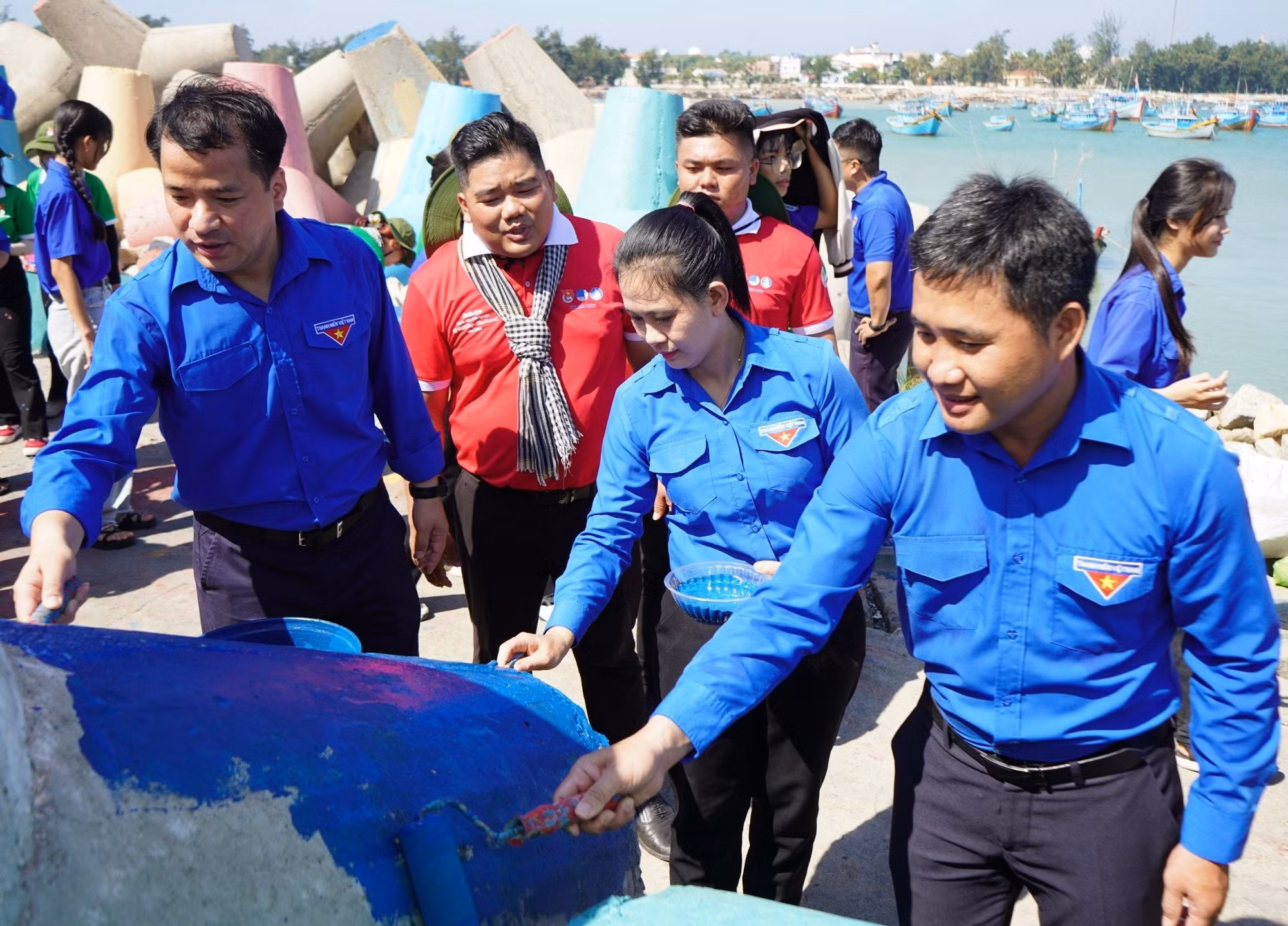 Đoàn công tác cùng tham gia các công trình thanh niên "Tô điểm bờ kè biển" với các chiến sĩ tình nguyện