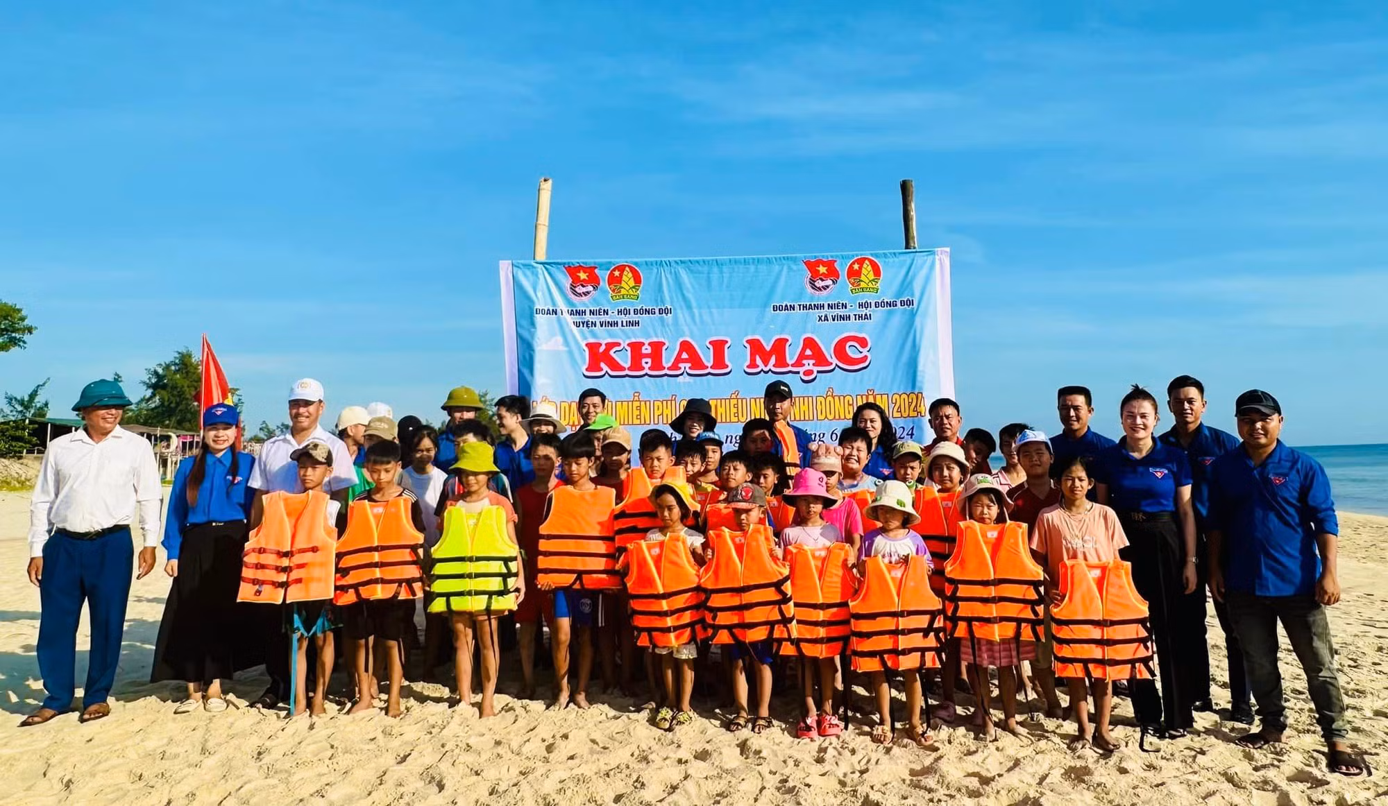 Tuổi trẻ Vĩnh Linh, Quảng Trị tổ chức khai mạc Lớp dạy bơi miễn phí và giáo dục kỹ năng phòng tránh đuối nước cho trẻ em tại thôn Đông Luật - xã Vĩnh Thái