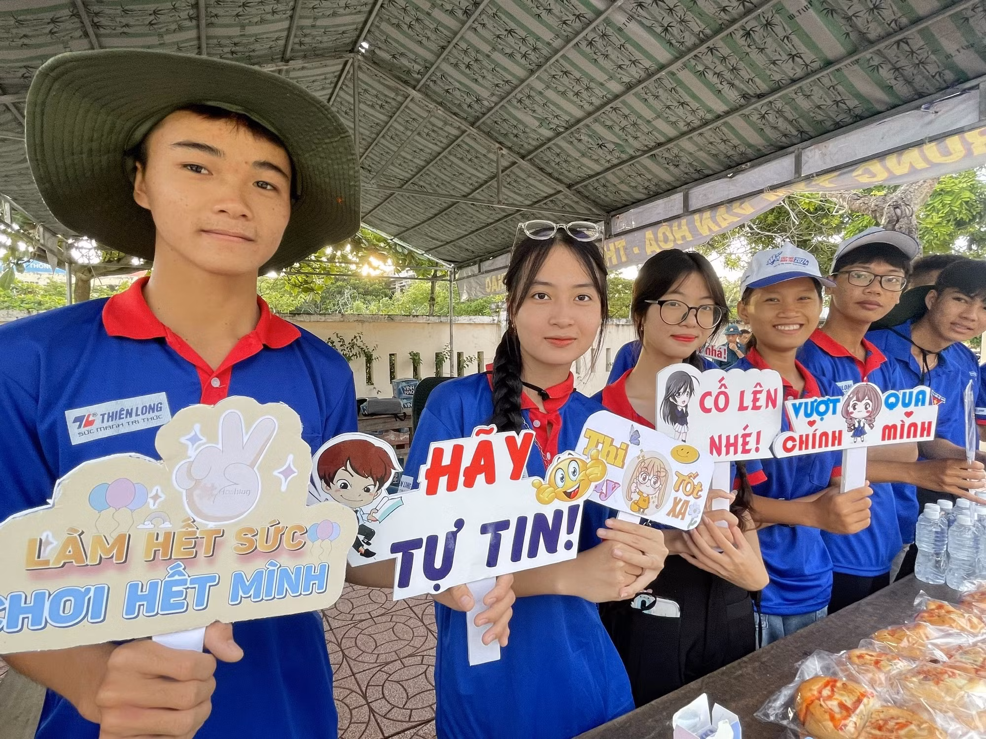Nụ cười tươi kèm những câu chúc tiếp sức tinh thần cho các anh chị trước khi bước vào phòng thi.