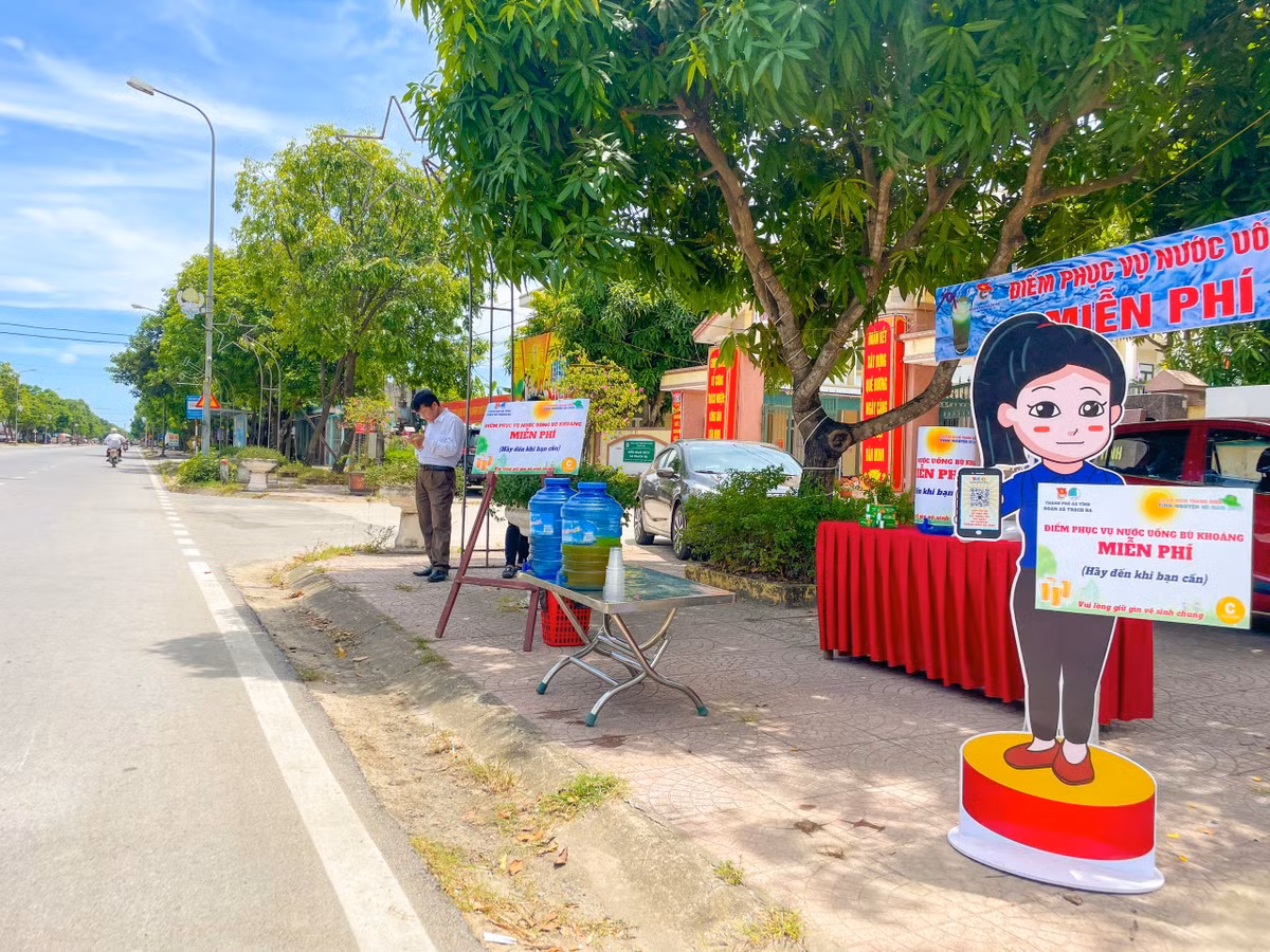 “Hãy đến nhận khi bạn cần” là dòng chữ được ghi trên những thùng nước uống miễn phí của tuổi trẻ Hà Tĩnh được đặt tại vỉa hè để hỗ trợ người lao động, người đi đường