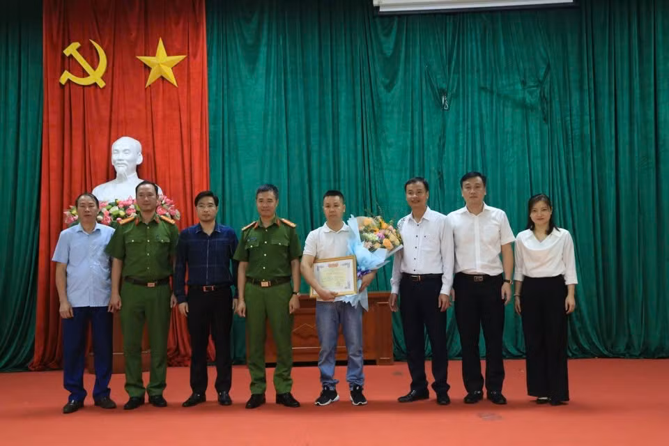 Anh Lèng Văn Bằng nhận khen thưởng của UBND quận Hà Đông và UBND phường Phú Lương vì hành động dũng cảm cứu người trong đám cháy. Ảnh: PV.