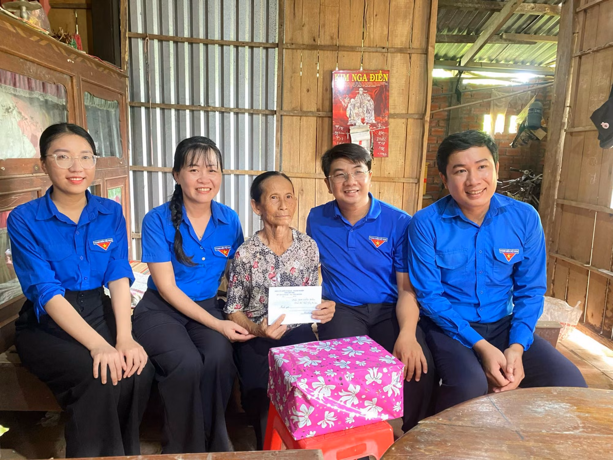 Ban Thường vụ Đoàn khối Cơ quan – Doanh nghiệp tỉnh Bến Tre thăm, tặng quà gia đình cựu TNXP