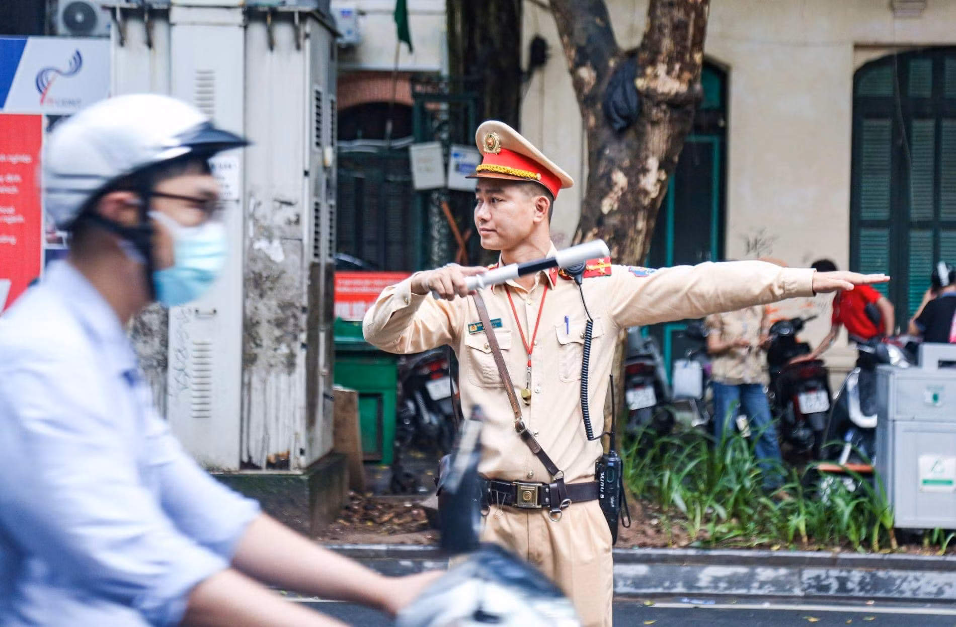 Tuổi trẻ Công an nhân dân tham gia phân luồng giao thông tại các điểm thi