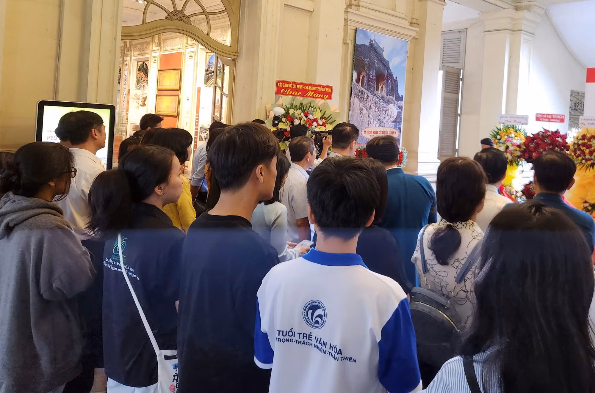 Đông đảo du khách tới tham dự triển lãm