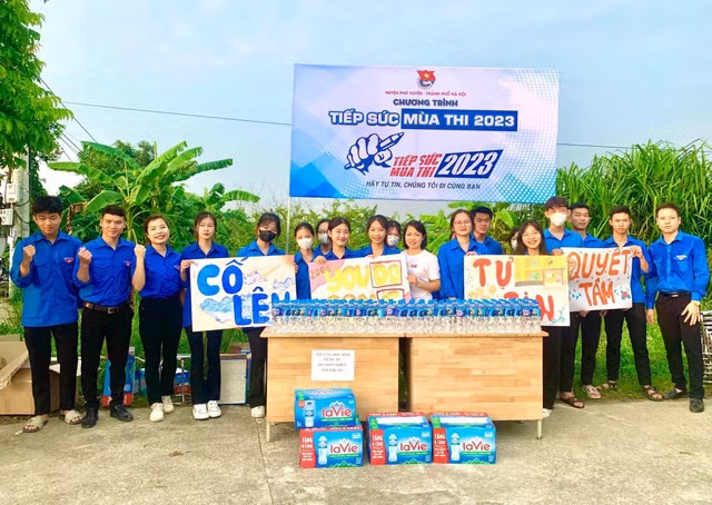 Các tình nguyện viên Hà Nội động viên thí sinh bước vào kỳ thi