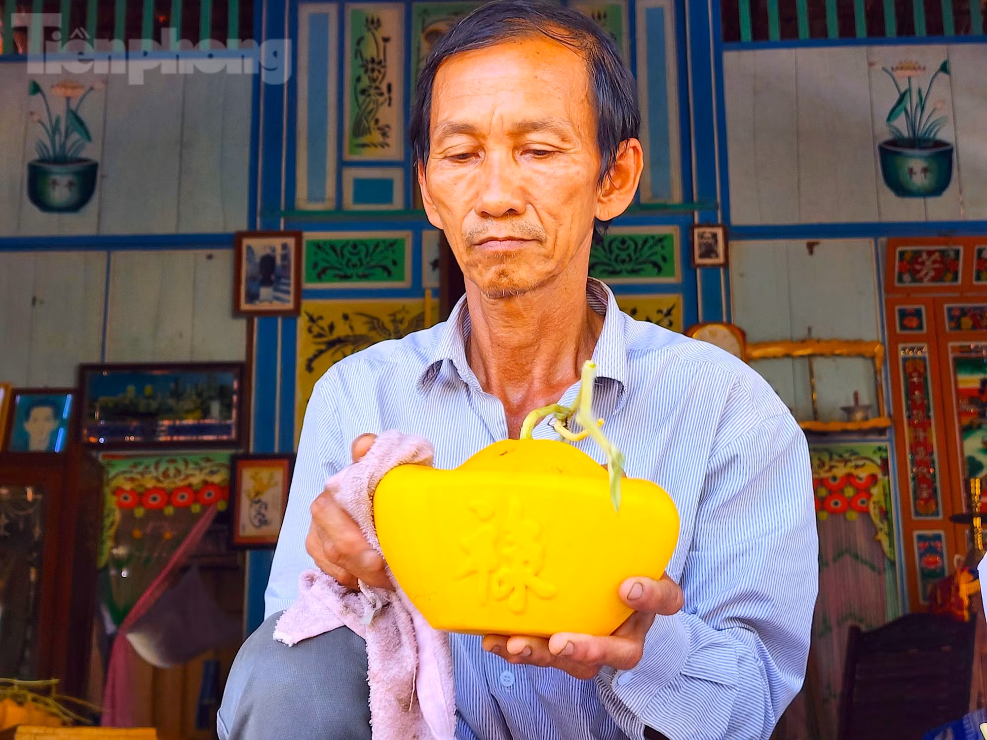 Ông Cưng vệ sinh dưa hấu trước khi đóng thùng giao hàng cho khách (Ảnh: Kim Hà).