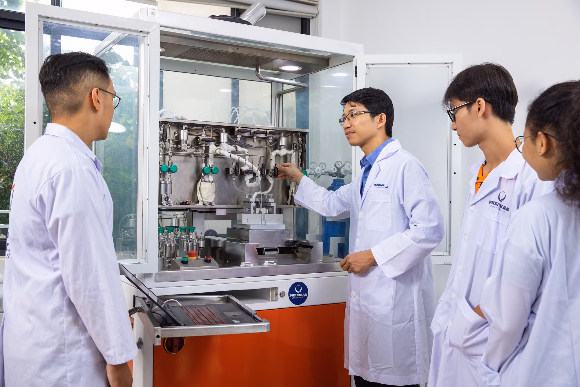 Tiến sĩ Nguyễn Viết Hương hướng dẫn sinh viên nghiên cứu. Ảnh: NVCC