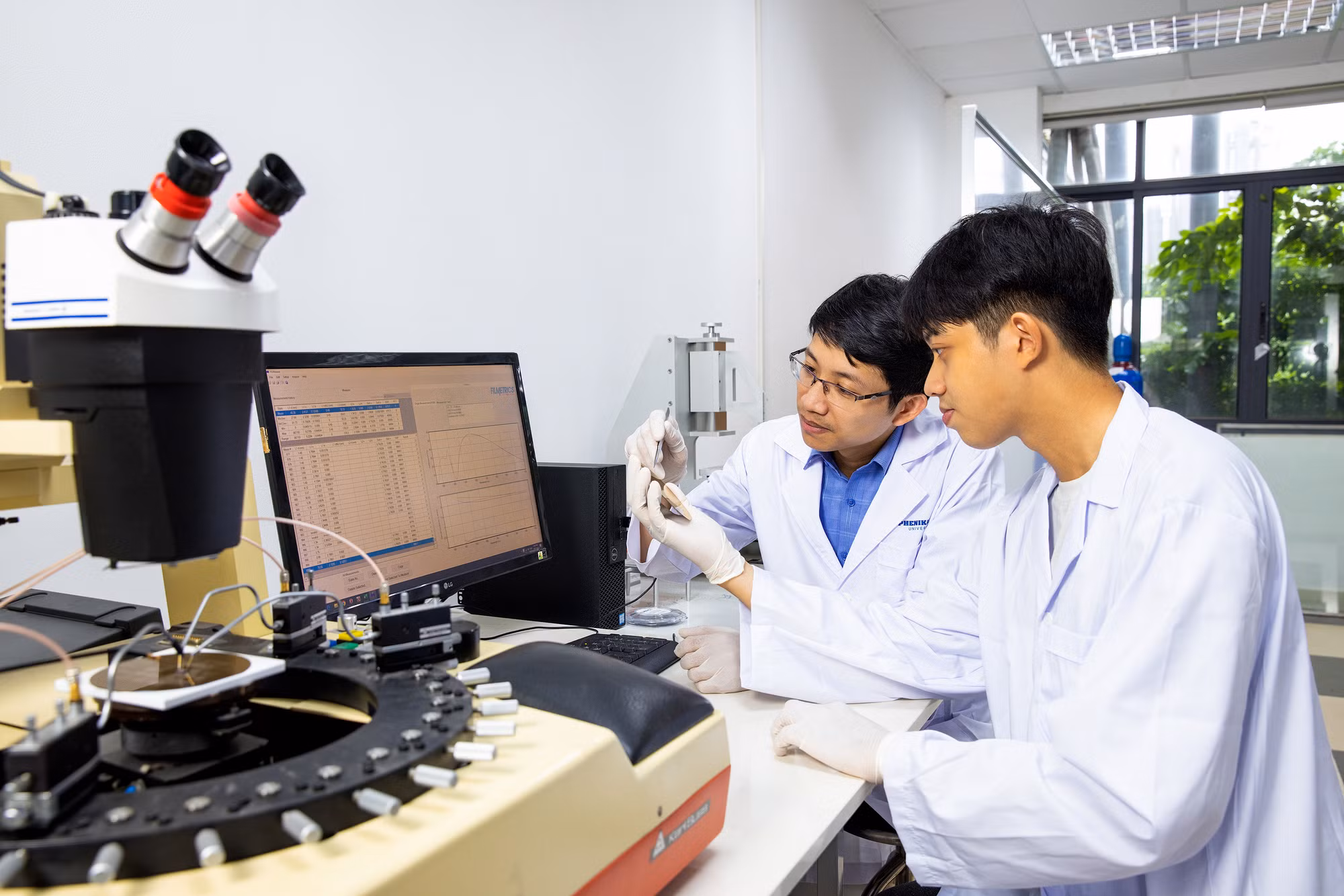 Tiến sĩ Nguyễn Viết Hương hướng dẫn sinh viên nghiên cứu. Ảnh: NVCC