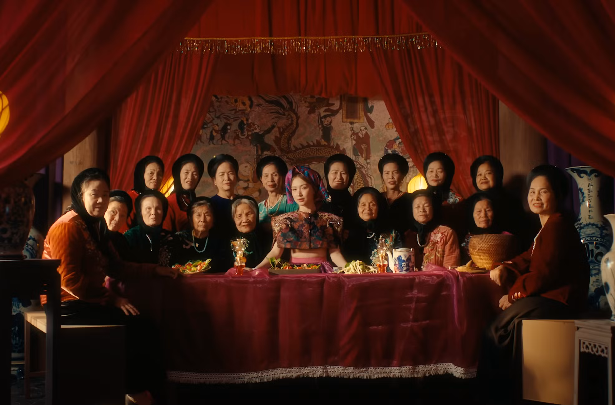 Hòa Minzy quay MV ở quê hương, đưa cả "làng" đóng cameo.