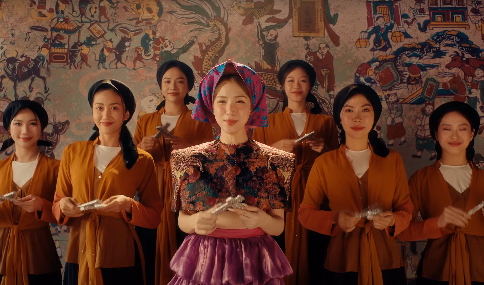 Hòa Minzy quay MV ở quê hương, đưa cả "làng" đóng cameo.