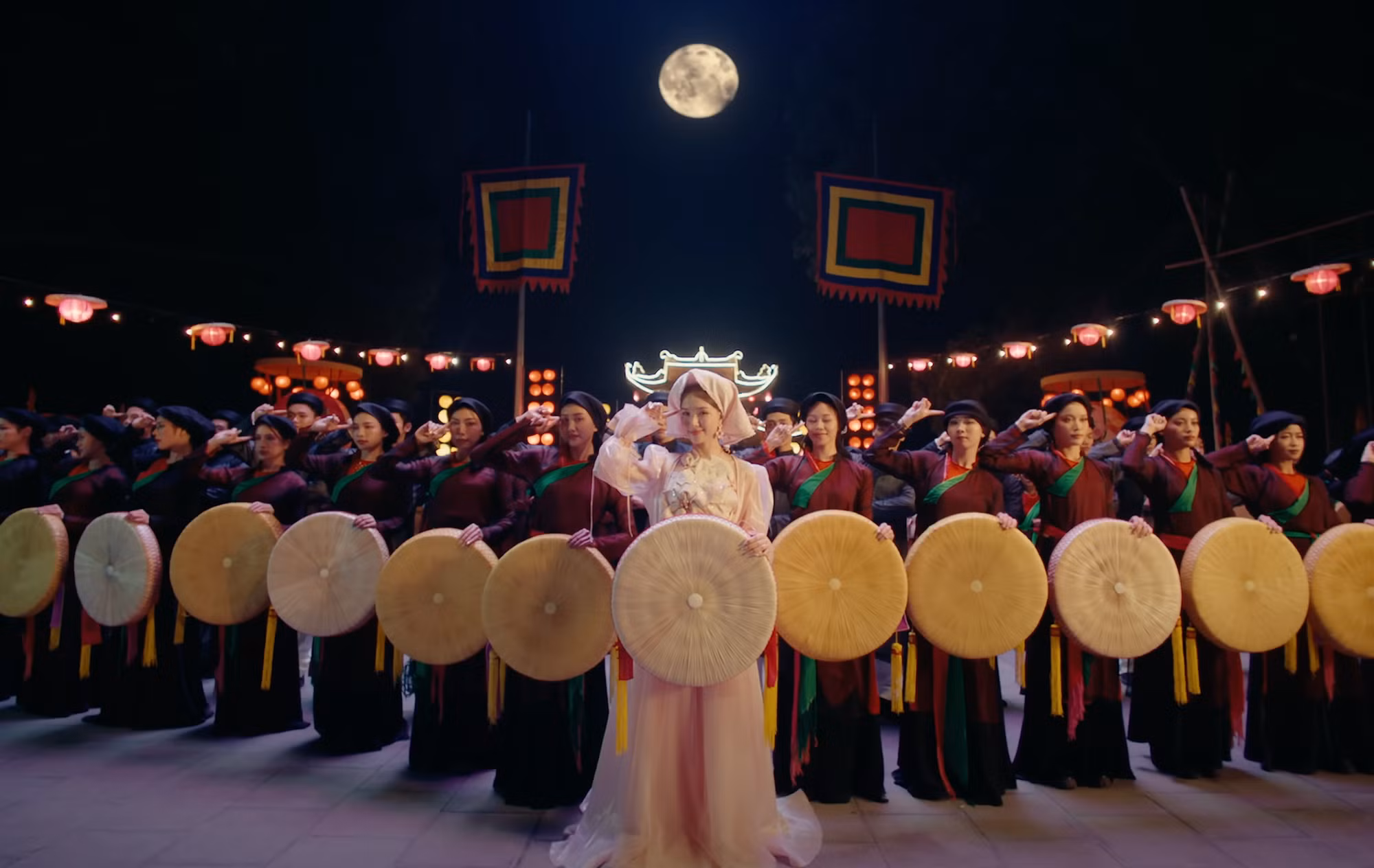 Hòa Minzy quay MV ở quê hương, đưa cả "làng" đóng cameo.