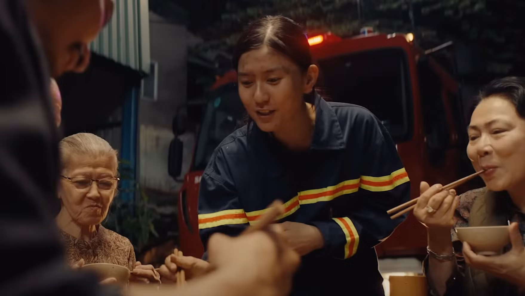 Những hình ảnh xúc động trong MV Vị nhà.
