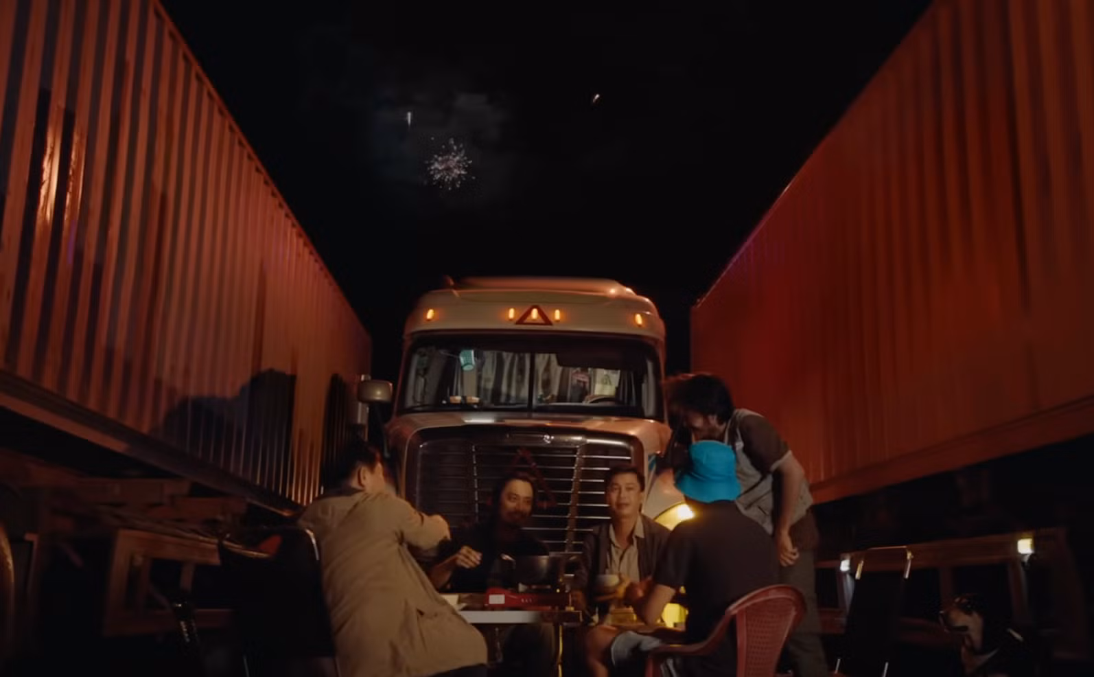 Những hình ảnh xúc động trong MV Vị nhà.