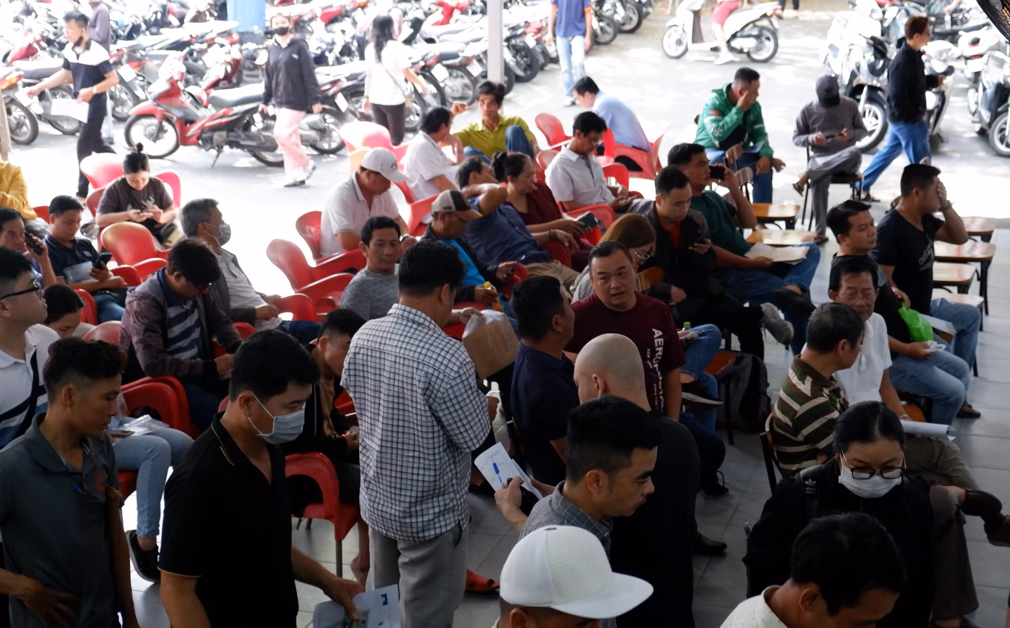 Trong buổi sáng đầu tuần, các điểm cấp đổi GPLX ở TPHCM tấp nập người đến làm thủ tục.