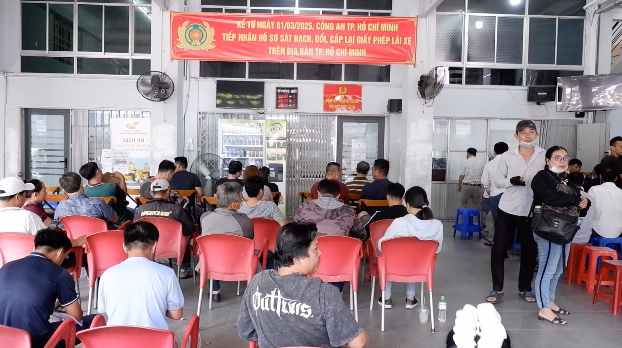 Điểm cấp đổi GPLX tại số 111 Tân Sơn Nhì, quận Tân Phú sáng 3/3.