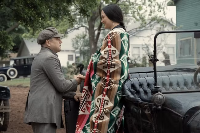 Khoảnh khắc Ernest và Molly (Lily Gladstone) phải lòng nhau. Ảnh: Paramount Pictures