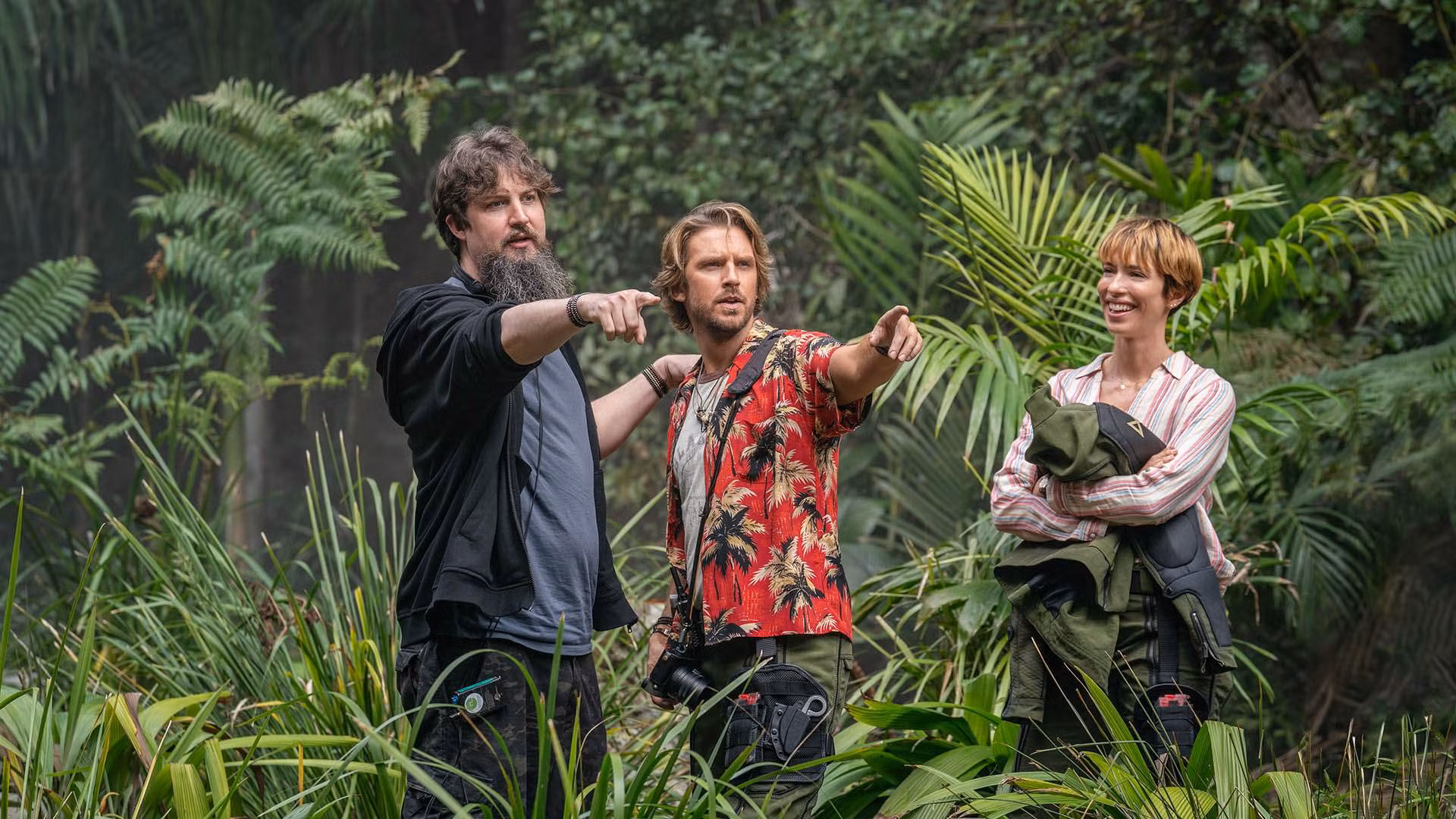 Tuyến nhân vật loài người có thêm sự góp mặt của Trapper (Dan Stevens, áo đỏ) đã trở nên thú vị và đóng góp tích cực hơn vào mạch truyện.