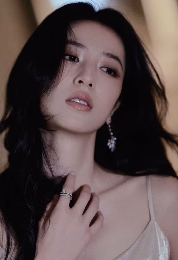 Từ mỹ nhân được yêu thích, Châu Vũ Đồng mất hết danh tiếng, bị ghét bậc nhất Cbiz.
