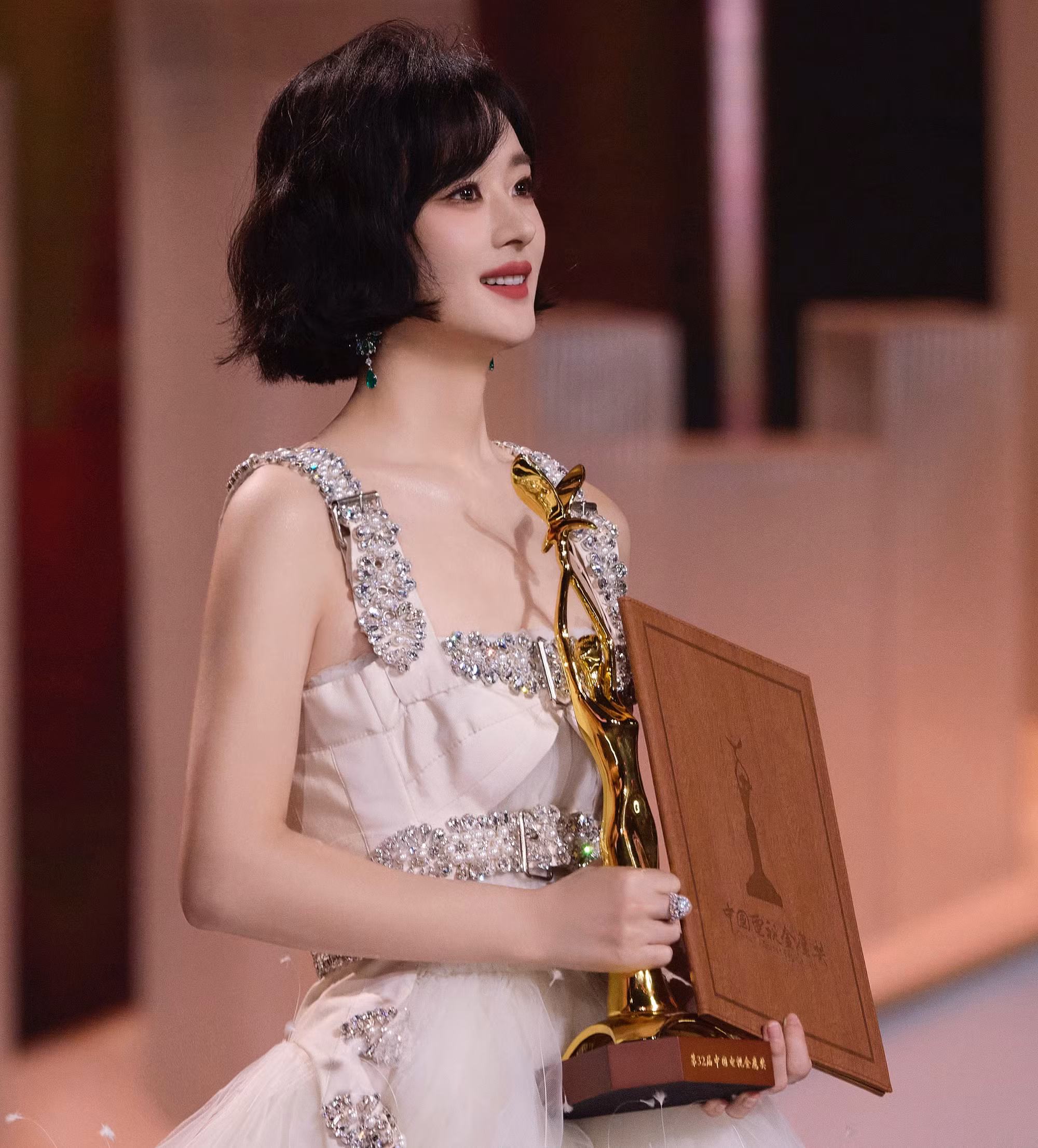 Triệu Lệ Dĩnh đoạt giải Nữ chính xuất sắc (Thị hậu) của Kim Ưng 2024 với phim Gió thổi Bán Hạ.