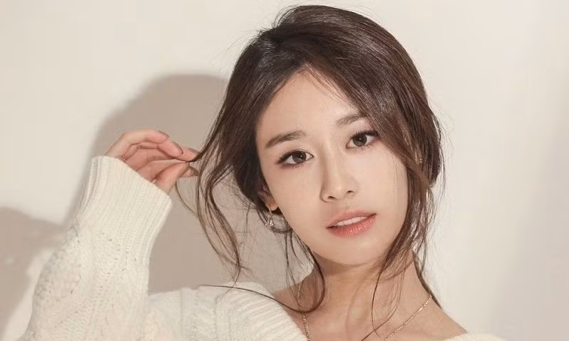 Trong suốt 15 năm sự nghiệp, quãng thời gian Jiyeon chịu tổn thương, bị vùi dập chiếm tới 2/3. Vì vậy, nhiều người thương cảm cho nữ ca sĩ.
