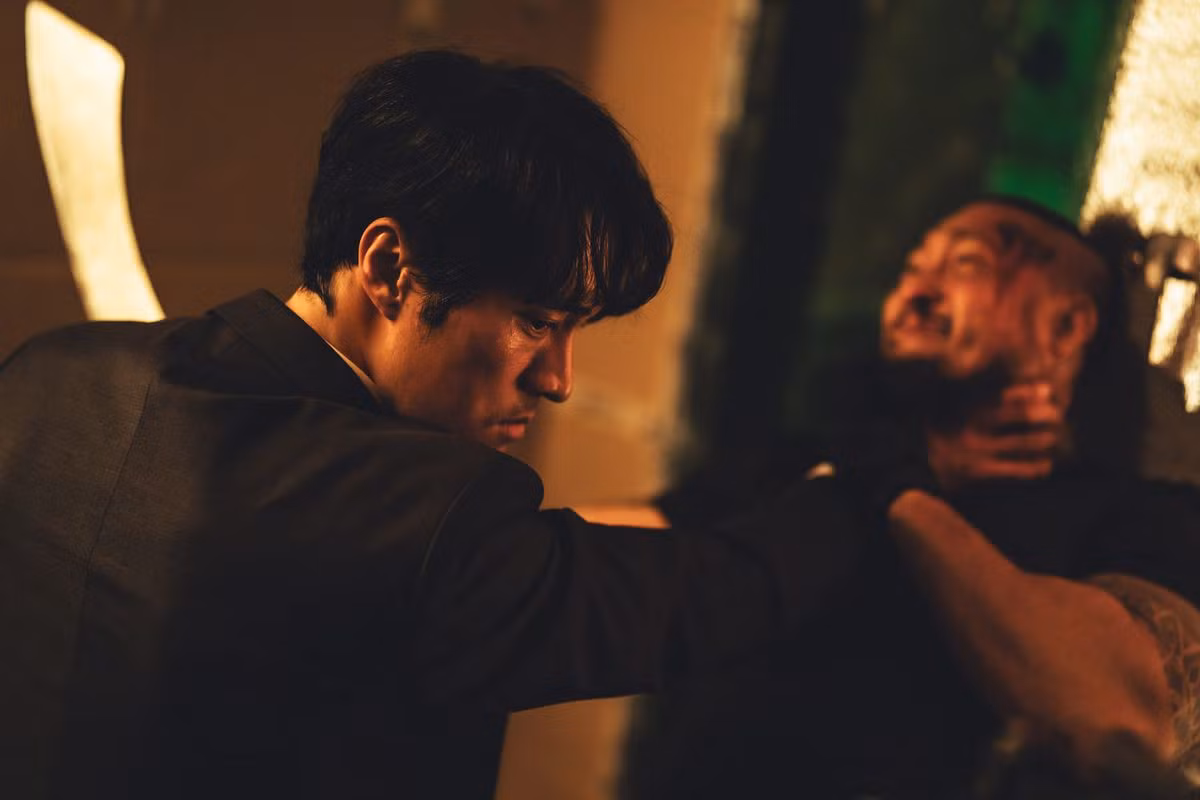 "Tôi nhận được kịch bản mà không biết nó nói về điều gì. Tôi nghĩ rằng, kịch bản là thứ đầu tiên tôi nghĩ đến. Bản thân thể loại phim đen rất quý giá và không thể sản xuất được. Tôi không thể làm được, ngay cả khi tôi muốn", So Ji Sub chia sẻ.