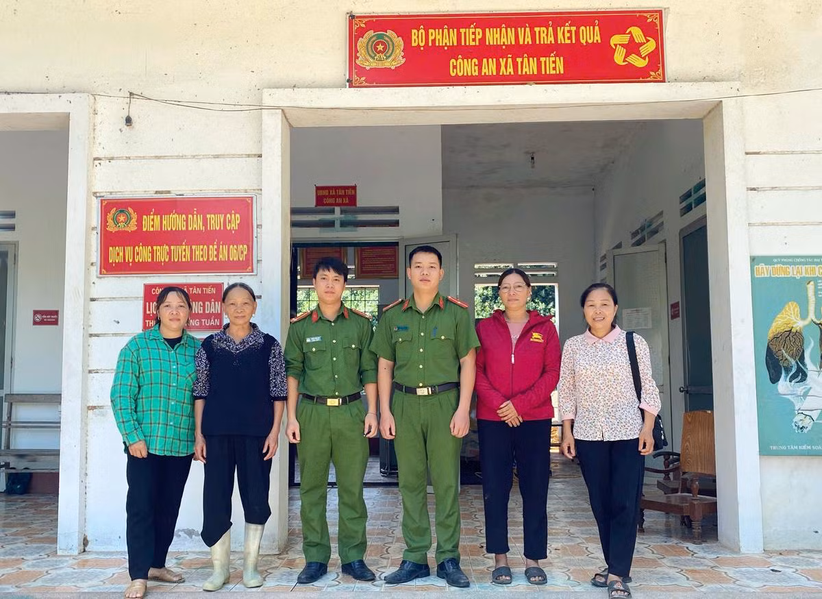 Gia đình anh Nguyễn Văn Trung đến trụ sở Công an xã Tân Tiến để cảm ơn Trung úy Mông Văn Anh và Thiếu úy Bàn Văn Lư (bên phải)