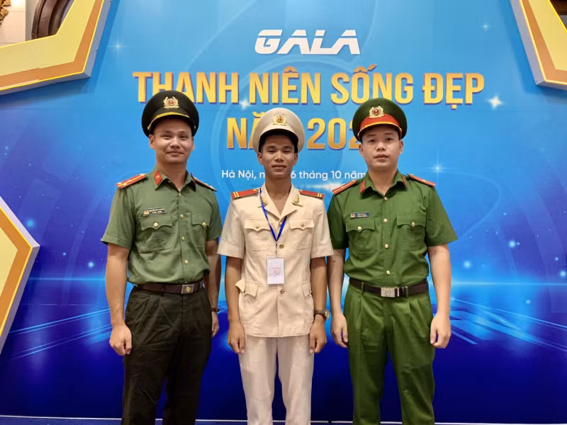 Thiếu úy Bàn Văn Lư (ngoài cùng bên phải)