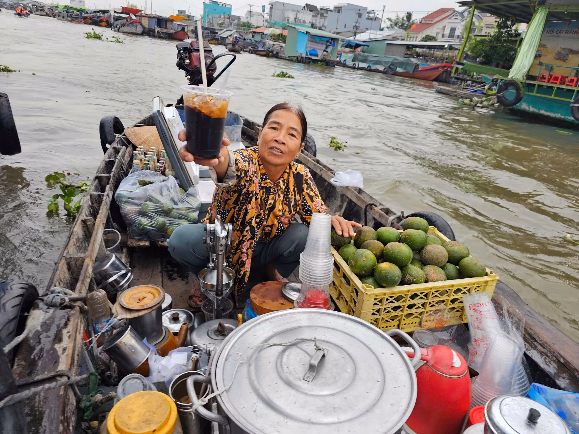Bà Nguyễn Thị Kim Chưởng gắn bó với chợ nổi Cái Răng mấy chục năm nhưng vẫn chưa tự sắm nổi đèn năng lượng. Ảnh: Hòa Hội.