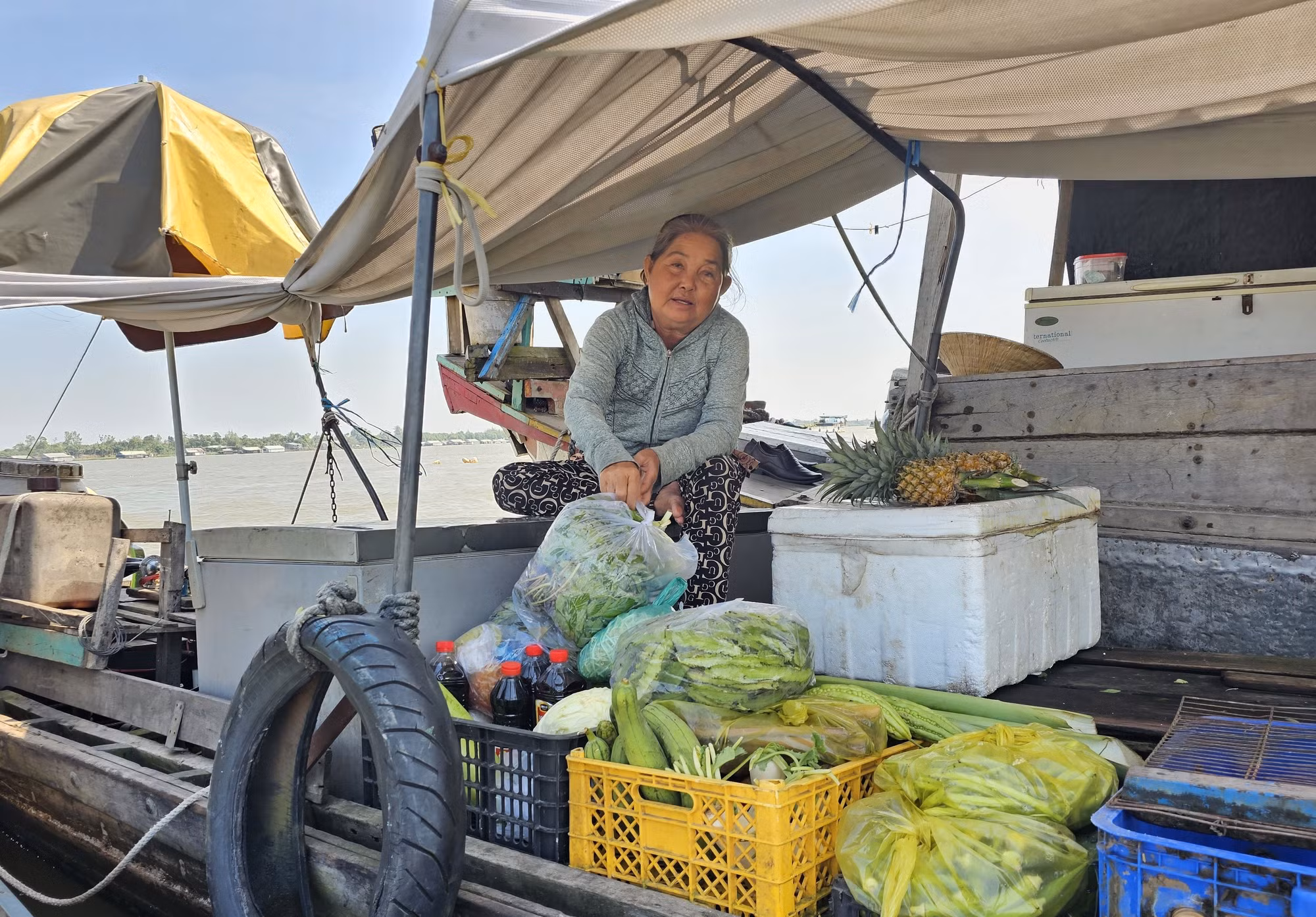 Bà Nguyễn Thị Hạnh vừa đi bán rau cải về đến nhà tại chợ nổi Long Xuyên (An Giang). Ảnh: Hòa Hội.