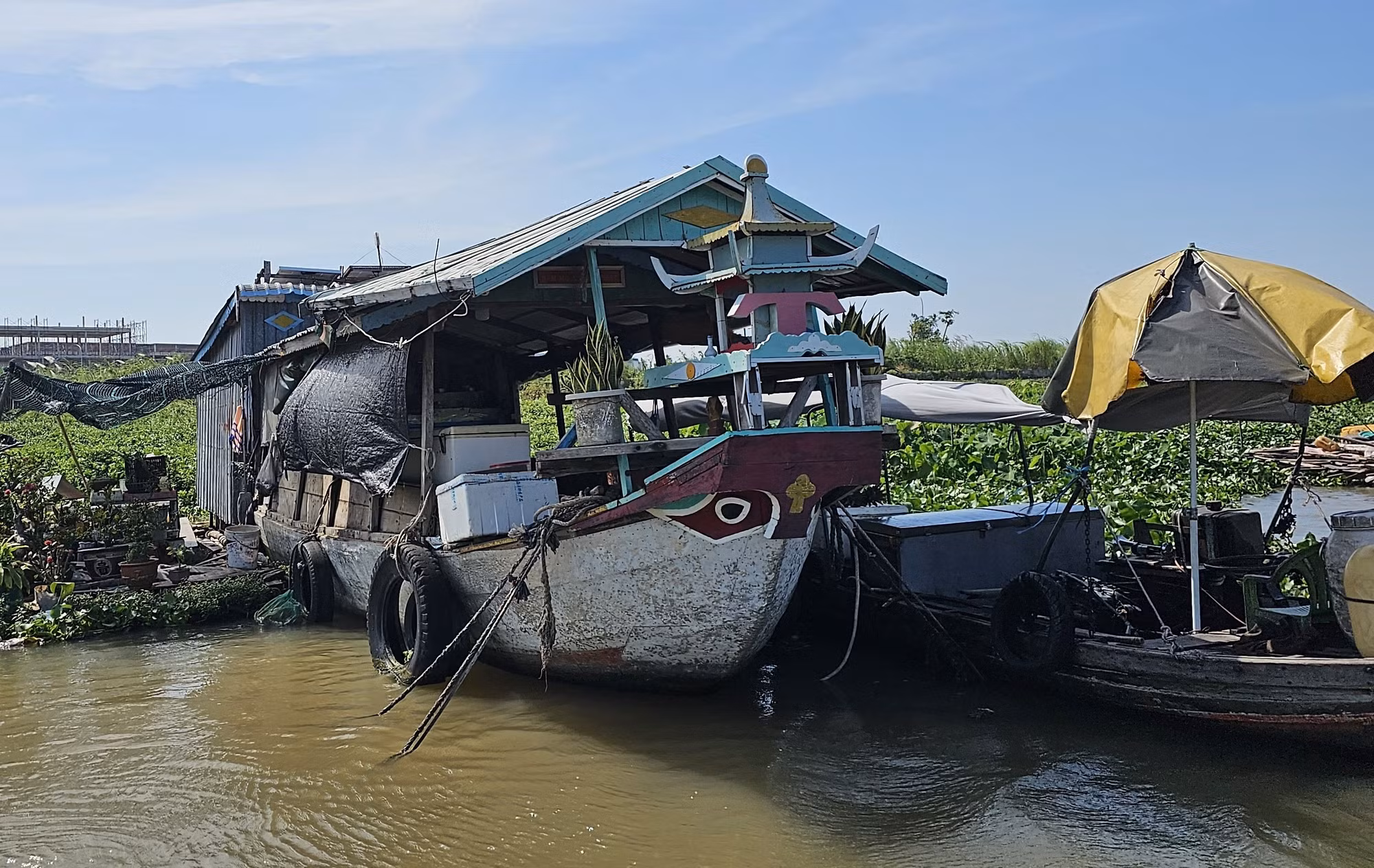 Chiếc ghe dùng làm nhà ở được ông Dân lắp pin năng lượng mặt trời. Ảnh: Hòa Hội.