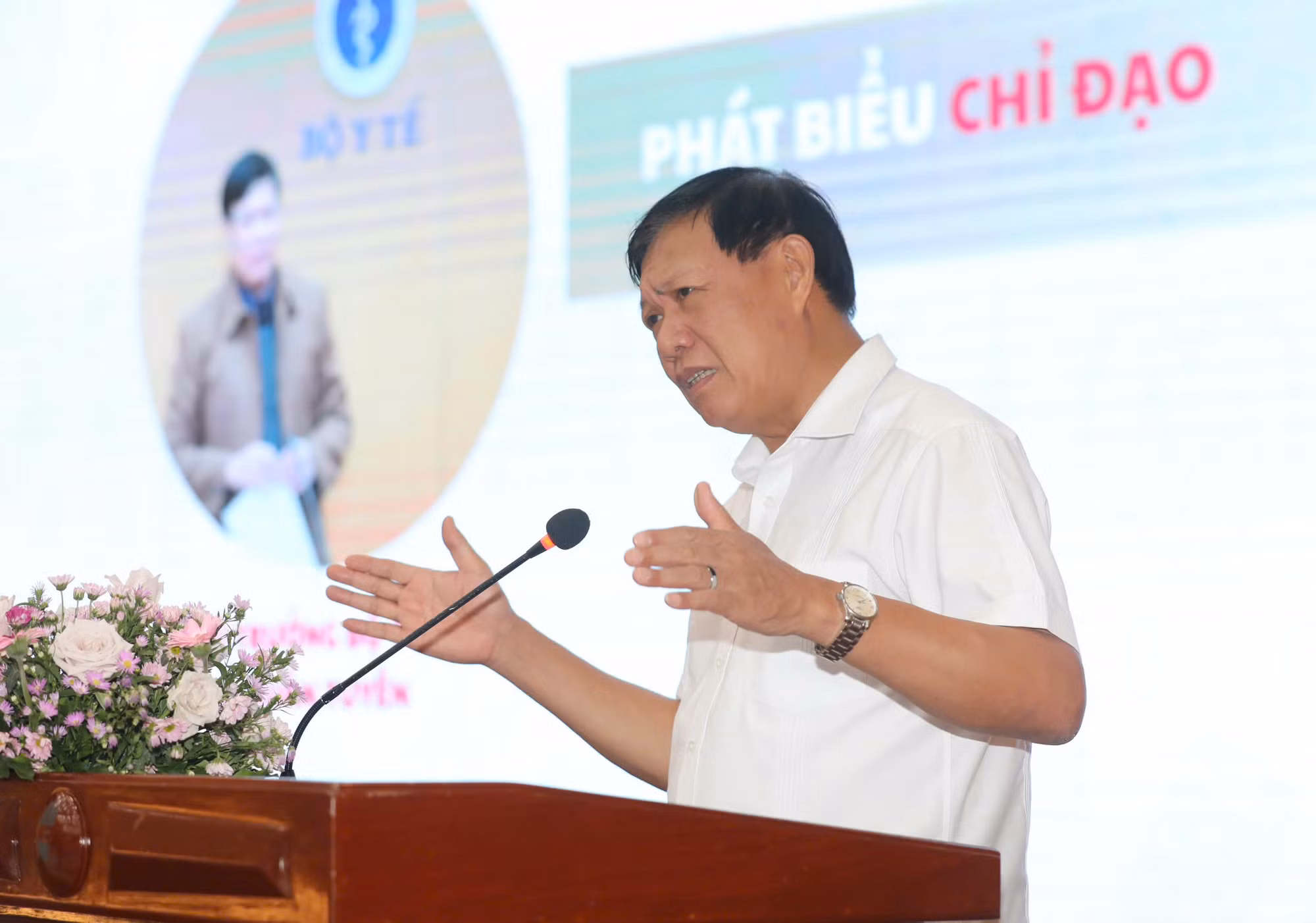 Thứ trưởng Bộ Y tế Đỗ Xuân Tuyên phát biểu chỉ đạo tại hội thảo.