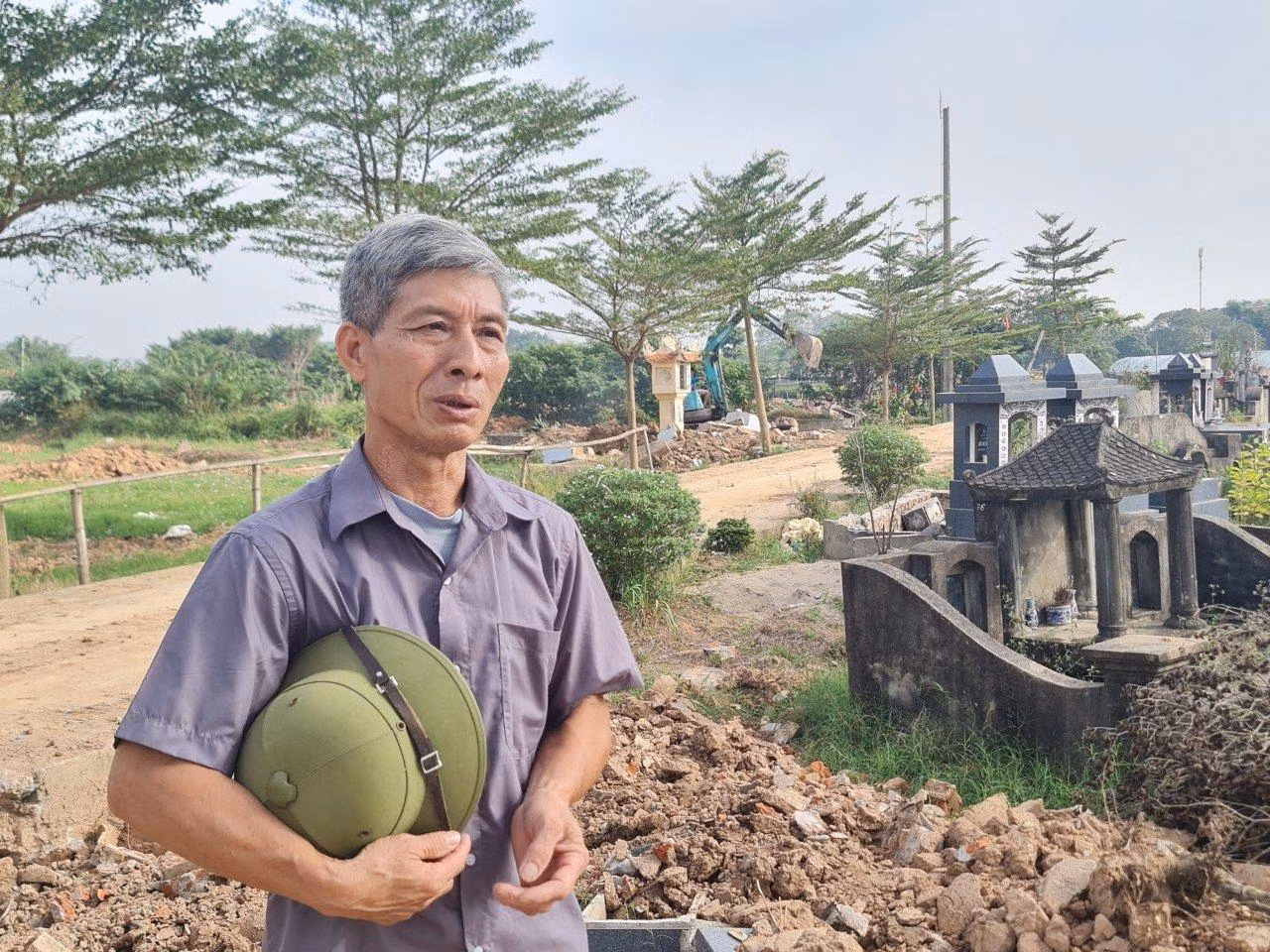 Ông Phí Văn Thanh cho biết, ông là một trong những người đầu tiên đến gõ cửa từng nhà vận động nhân dân ngay từ khi có chủ trương dự án. Nhờ sự tích cực tham gia vận động từ các đoàn thể, chủ trương thu hồi đất làm dự án được lan tỏa cả sâu rộng đến từng người dân. Gần 100% bà con đồng thuận di dời mộ phần.