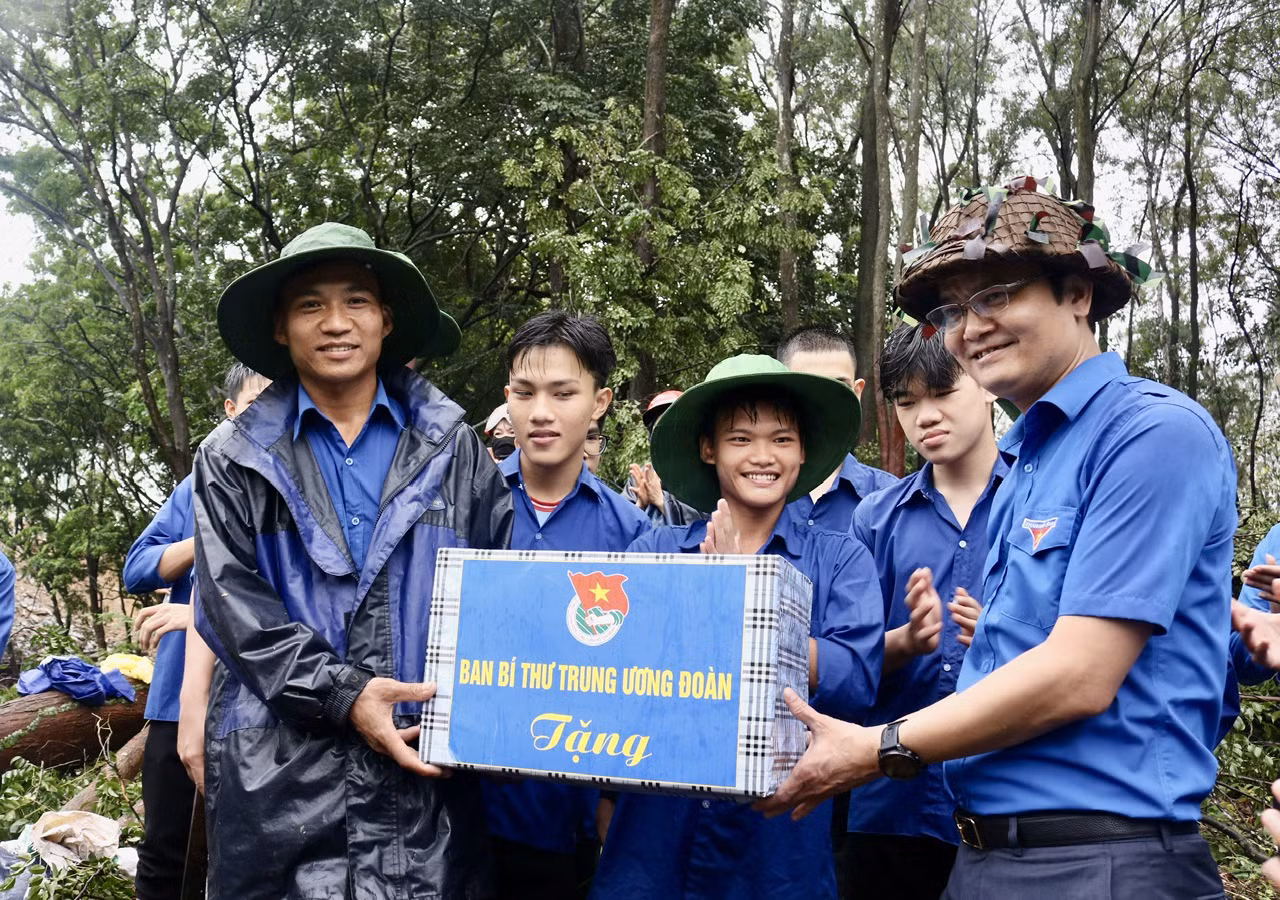 Đồng chí Bùi Quang Huy - Ủy viên dự khuyết BCH Trung ương Đảng, Bí thư thứ nhất Trung ương Đoàn thăm, tặng quà động viên đội hình tại Thanh Hóa. Tại đây, đồng chí đã nhấn mạnh đây là những công việc vất vả, được Thủ tướng Chính phủ giao cho thanh niên. Thanh niên cần phải "vượt nắng thắng mưa", "3 ca 4 kíp" hoàn thành nhiệm vụ được giao.