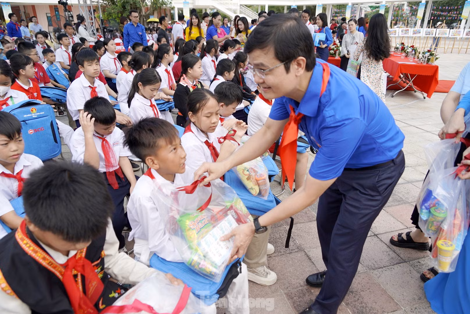 Các đại biểu thực hiện nghi thức khai mạc hè, hưởng ứng Tháng hành động vì trẻ em năm 2024 và một số hình đại biểu trao tặng quà tiêu biểu.