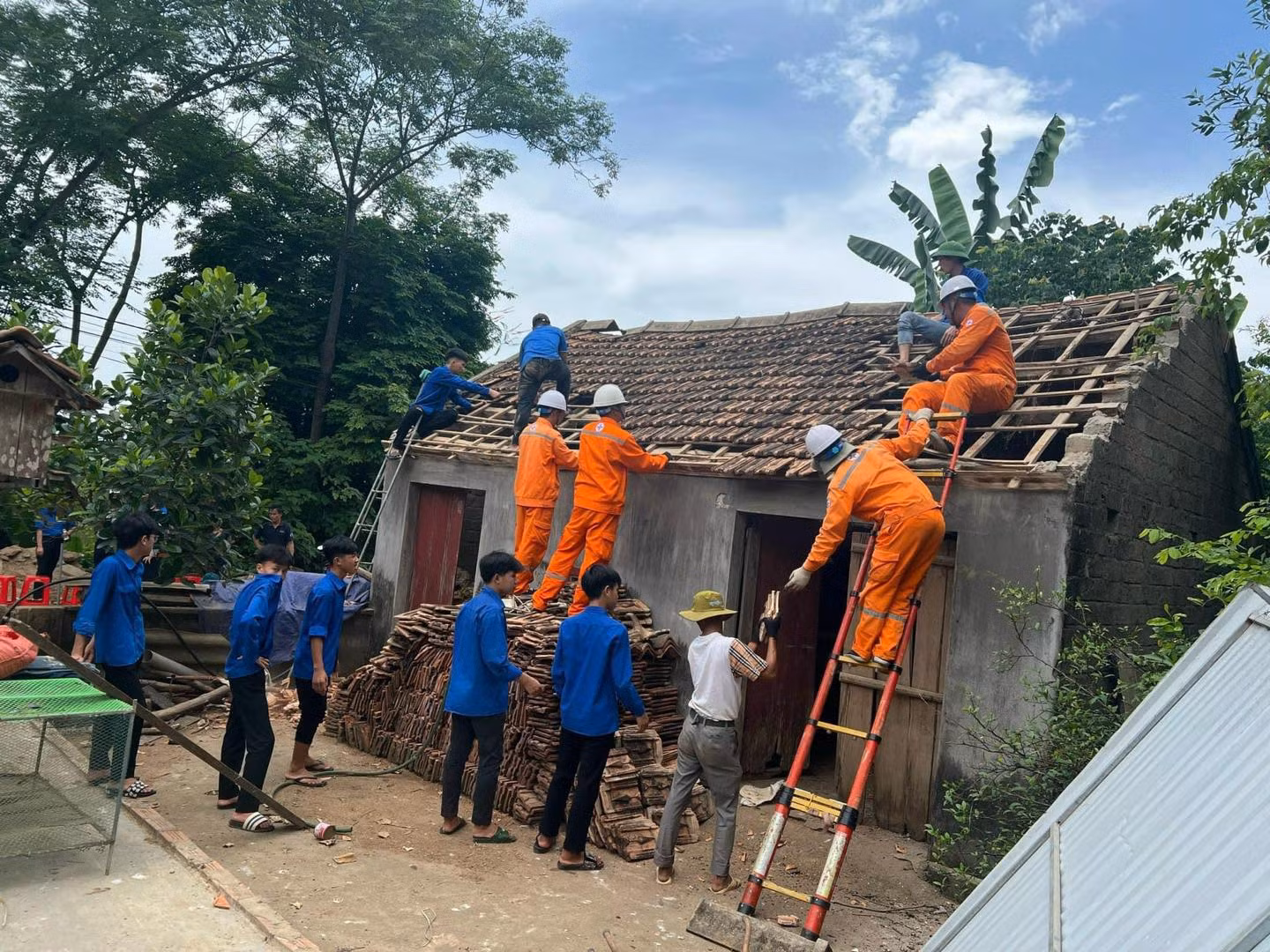Đoàn viên thanh niên huyện Nam Đàn, tỉnh Nghệ An hỗ trợ dỡ nhà, di dời vật chất của người dân để phục vụ công tác giải tỏa mặt bằng nơi có đường dây 500kV mạch 3 đi qua.