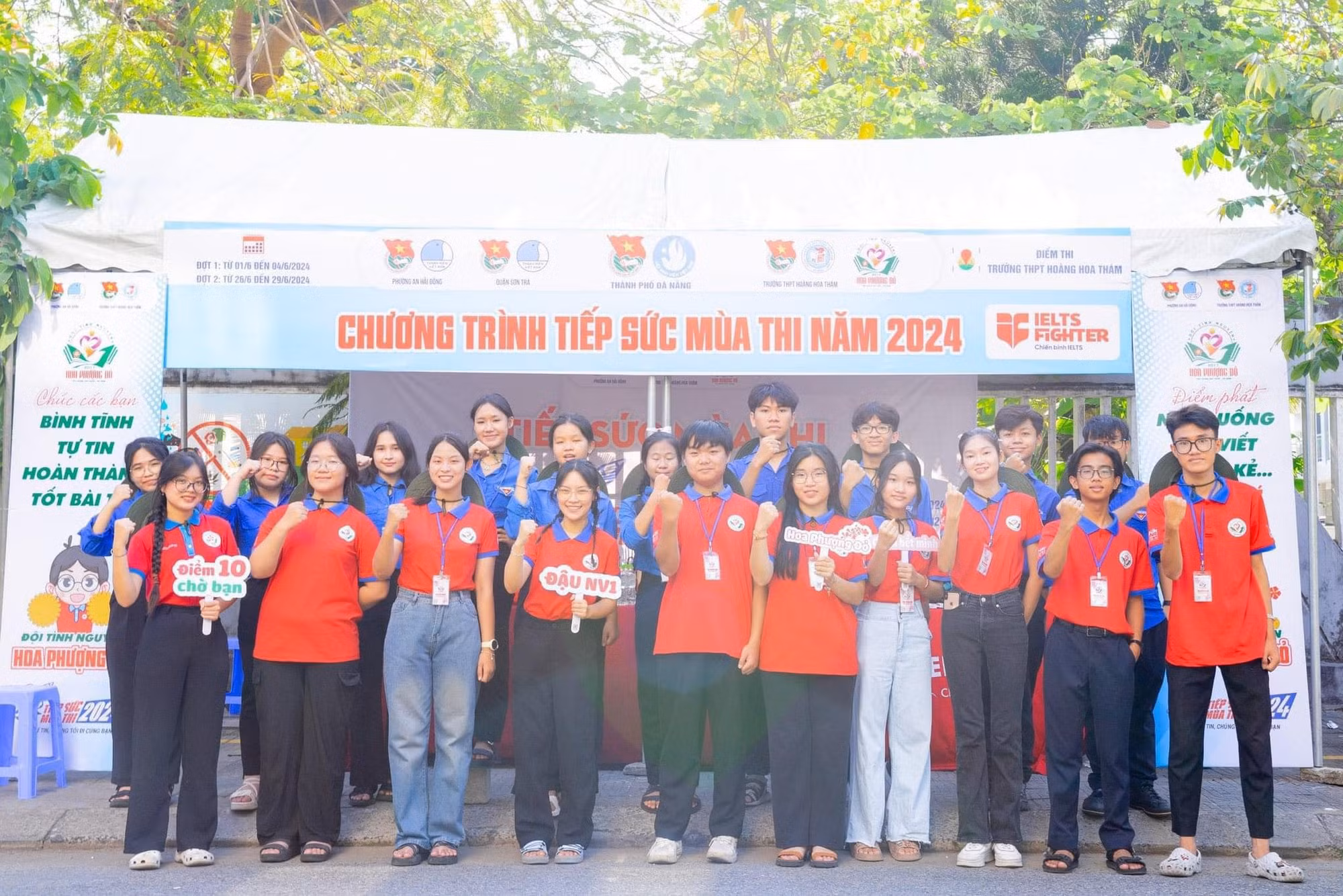 Các chiến sĩ Hoa phượng đỏ Đà Nẵng tham gia tiếp sức cho thí sinh thi vào lớp 10. Cán bộ, đoàn viên thanh niên khối học sinh Tỉnh Quảng Trị tham gia xây dựng các công trình trao tặng cho xã Hướng Sơn.