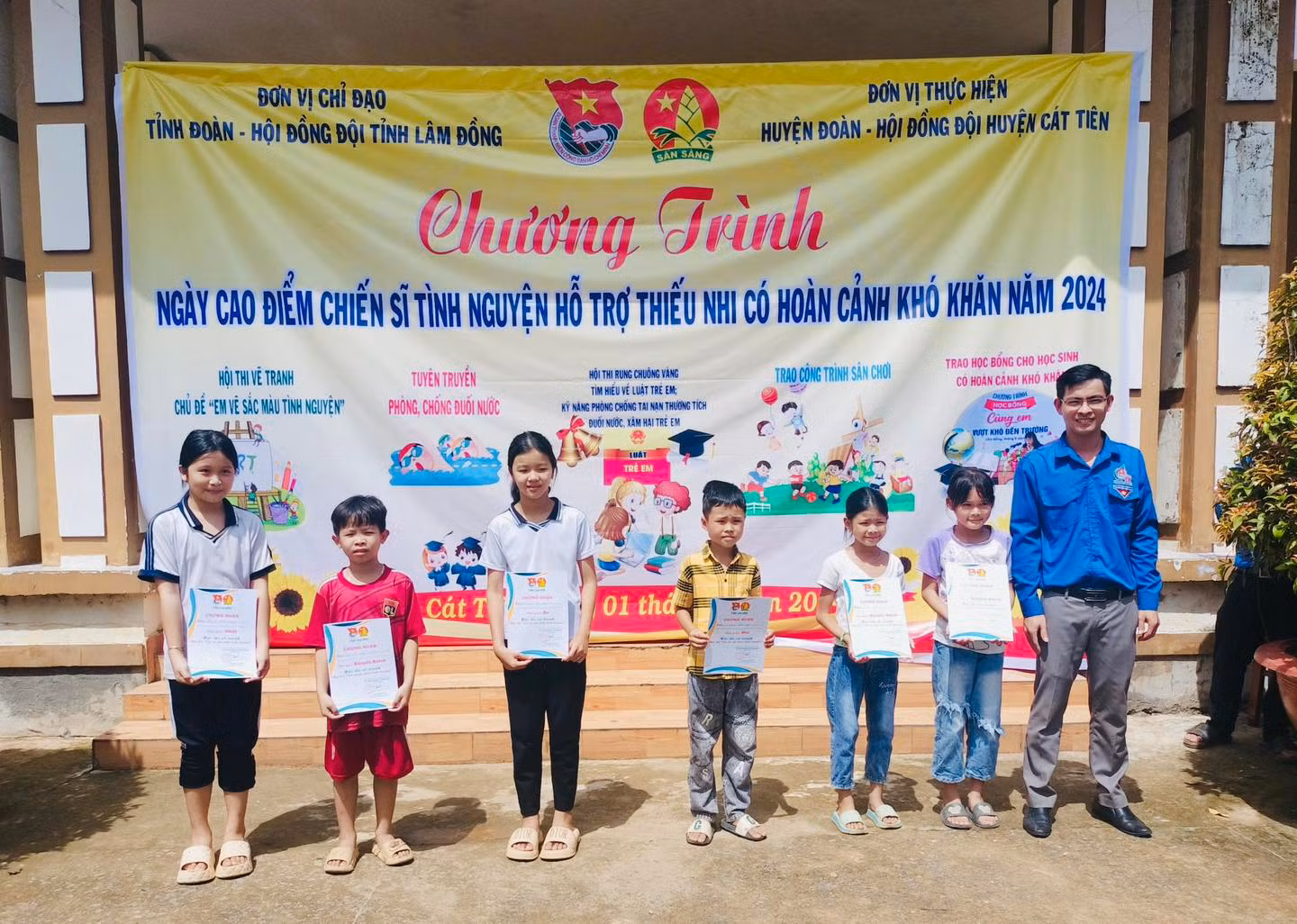 Ngày cao điểm Chiến sĩ tình nguyện hỗ trợ thiếu nhi có hoàn cảnh khó khăn tỉnh Lâm Đồng năm 2024 được tổ chức với nhiều hoạt động phong phú như: Tuyên truyền kỹ năng phòng chống xâm hại, tai nạn thương tích, đuối nước, kỹ năng an toàn trên không gian mạng; thi rung chuông vàng Tìm hiểu về Luật Trẻ em, kỹ năng phòng chống tai nạn thương tích, đuối nước, xâm hại trẻ em; thi vẽ tranh,... Cũng trong khuôn khổ chương trình đã trao tặng 01 sân chơi cho các em học sinh tại trường Tiểu học Kim Đồng, huyện Cát Tiên, cùng các suất học bổng cho các em học sinh có hoàn cảnh khó khăn trên địa bàn huyện.