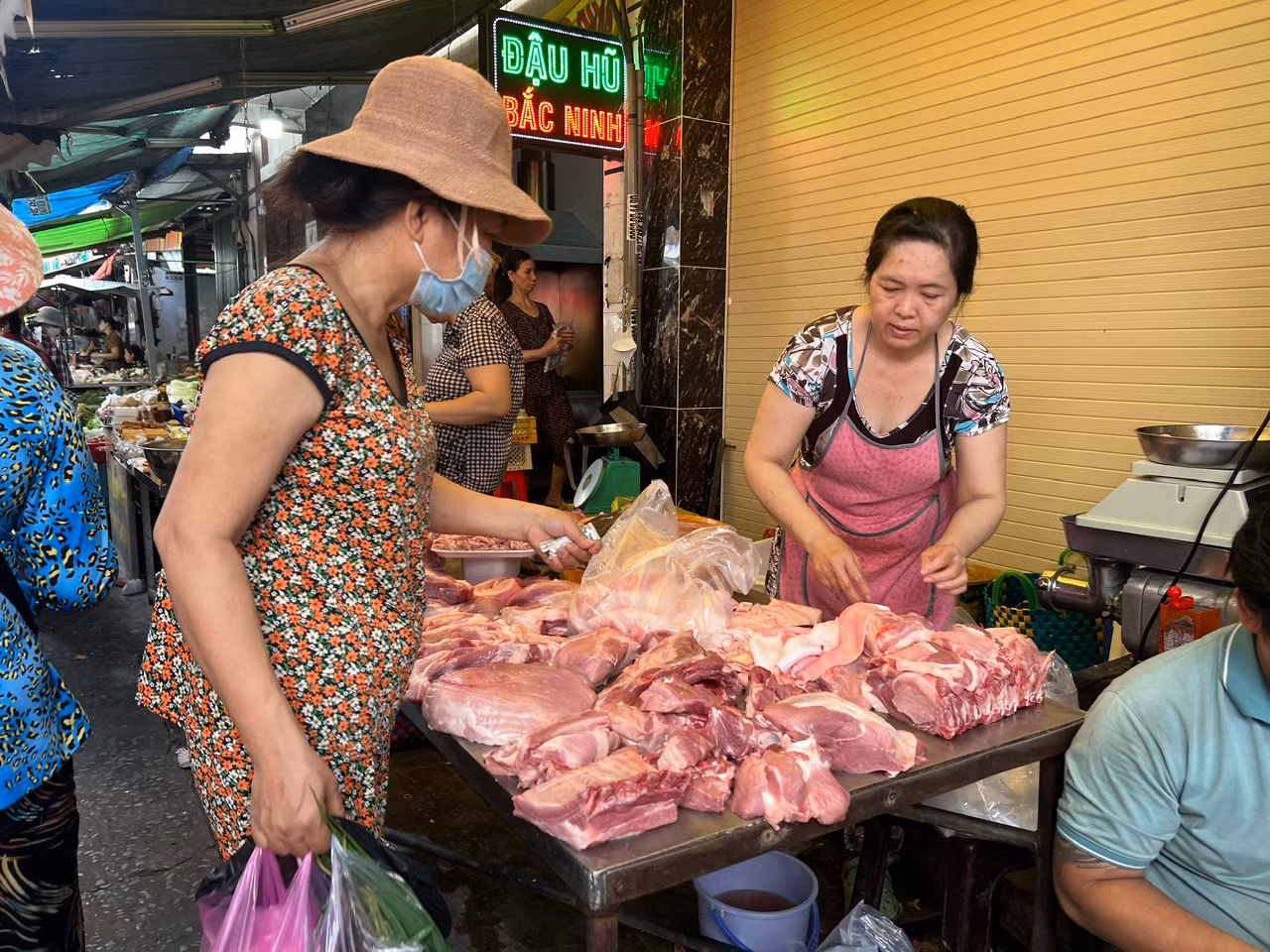 Thịt heo tăng giá nên người dân mua ít hơn, đồng thời chọn thực phẩm khác thay thế như thịt gà, thịt vịt, đậu hũ...