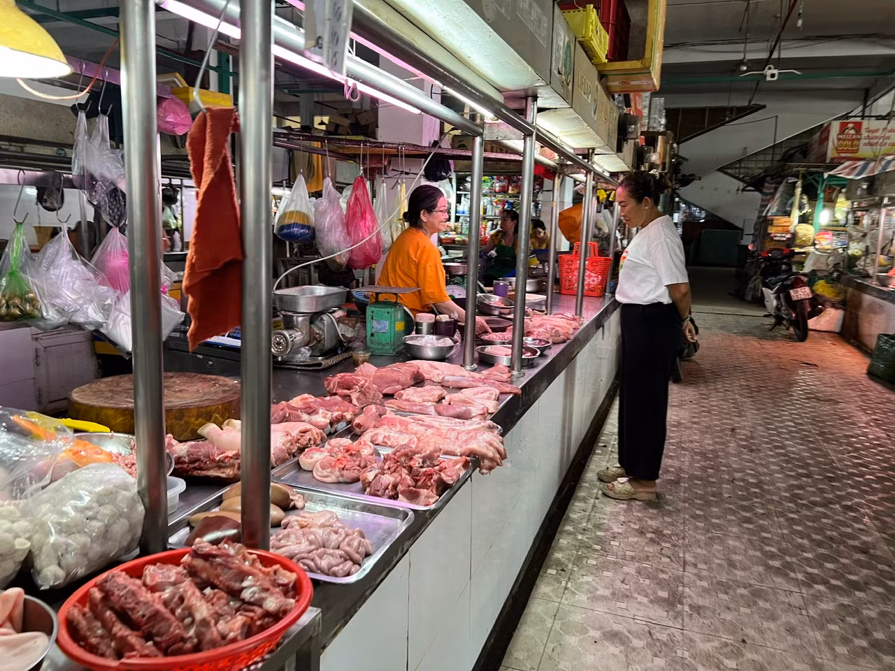 Nhiều quầy hàng thịt heo còn ê hề dù đã qua giờ cao điểm chợ buổi trưa