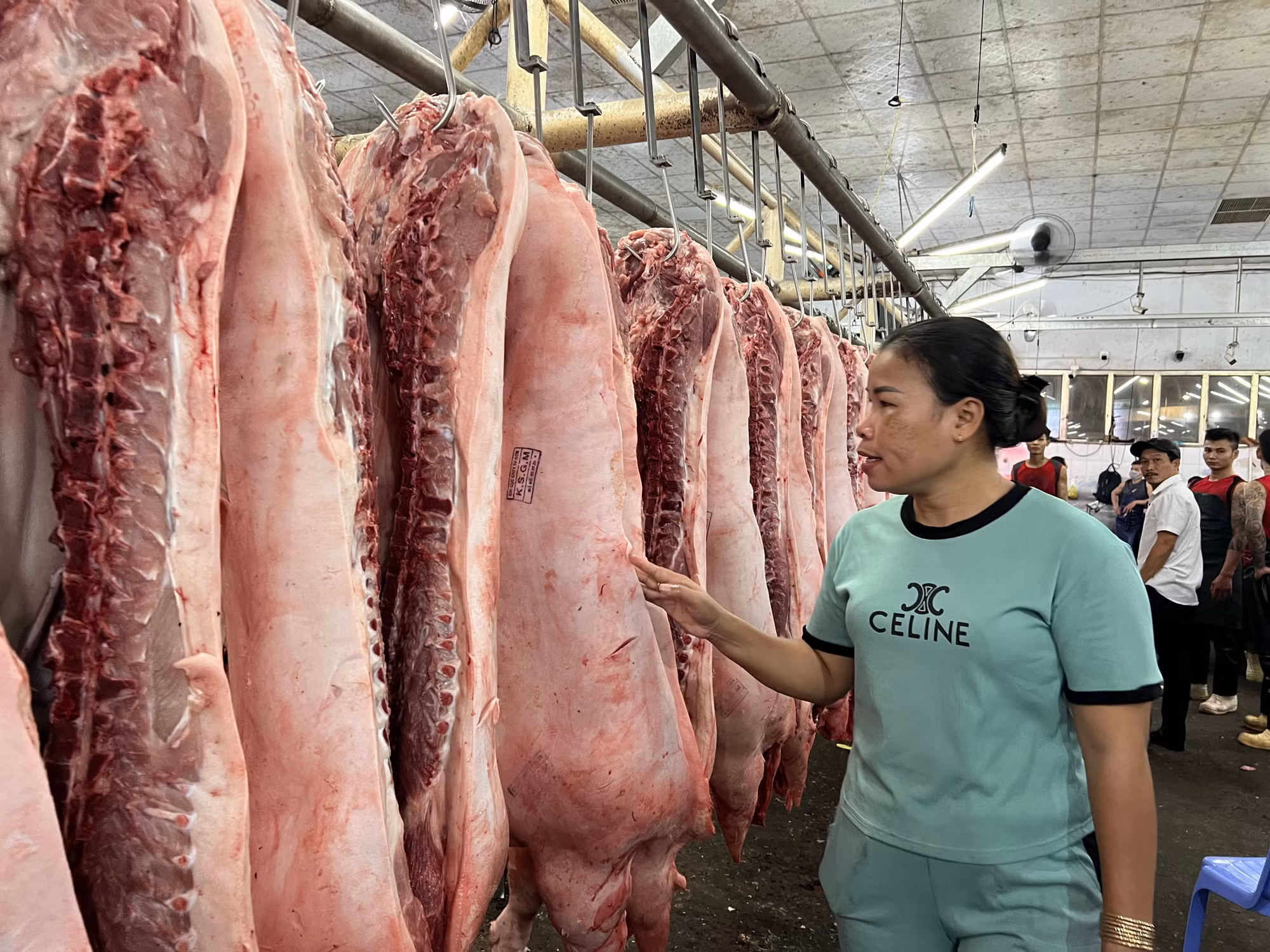 Thịt heo ở chợ đầu mối giảm tới 50% so với trước Tết, nhiều thời điểm "cháy" hàng, tiểu thương khó mua để bán lẻ