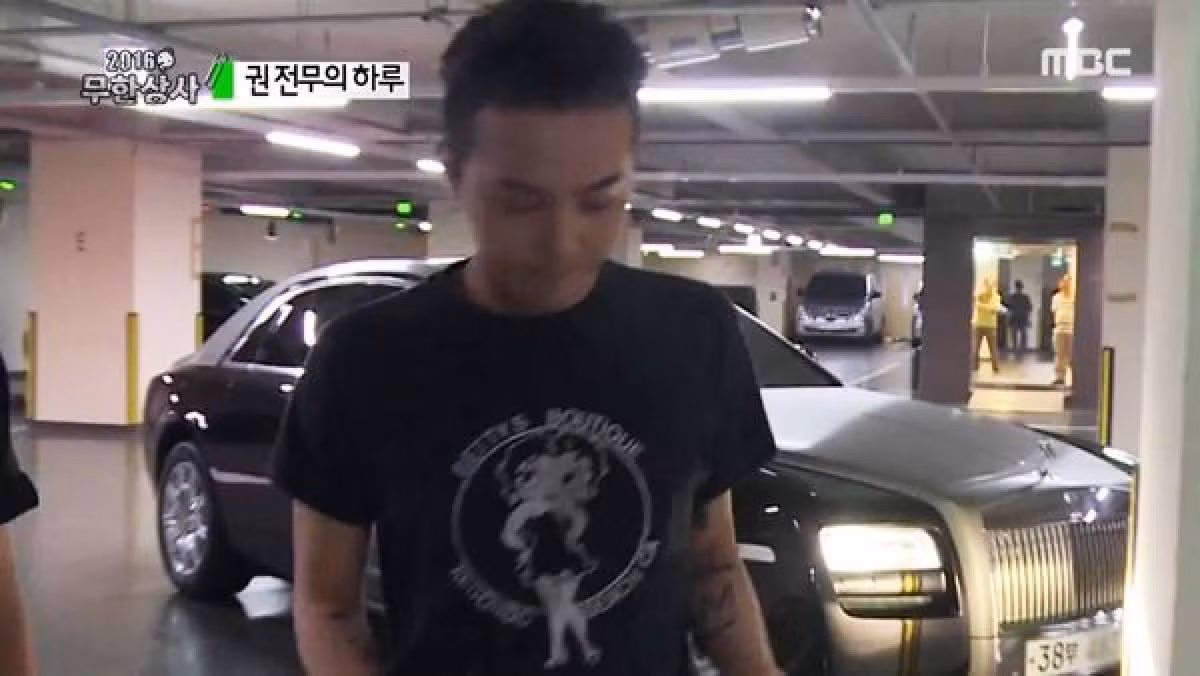 G-Dragon bên chiếc xe Rolls-Royce.
