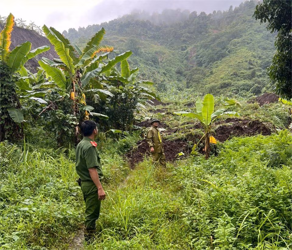 Đại úy Nguyễn Cao Cường đi tuần tra, phát hiện vết nứt tại khu đồi phía sau nhà 10 hộ dân ở Cam Đường.