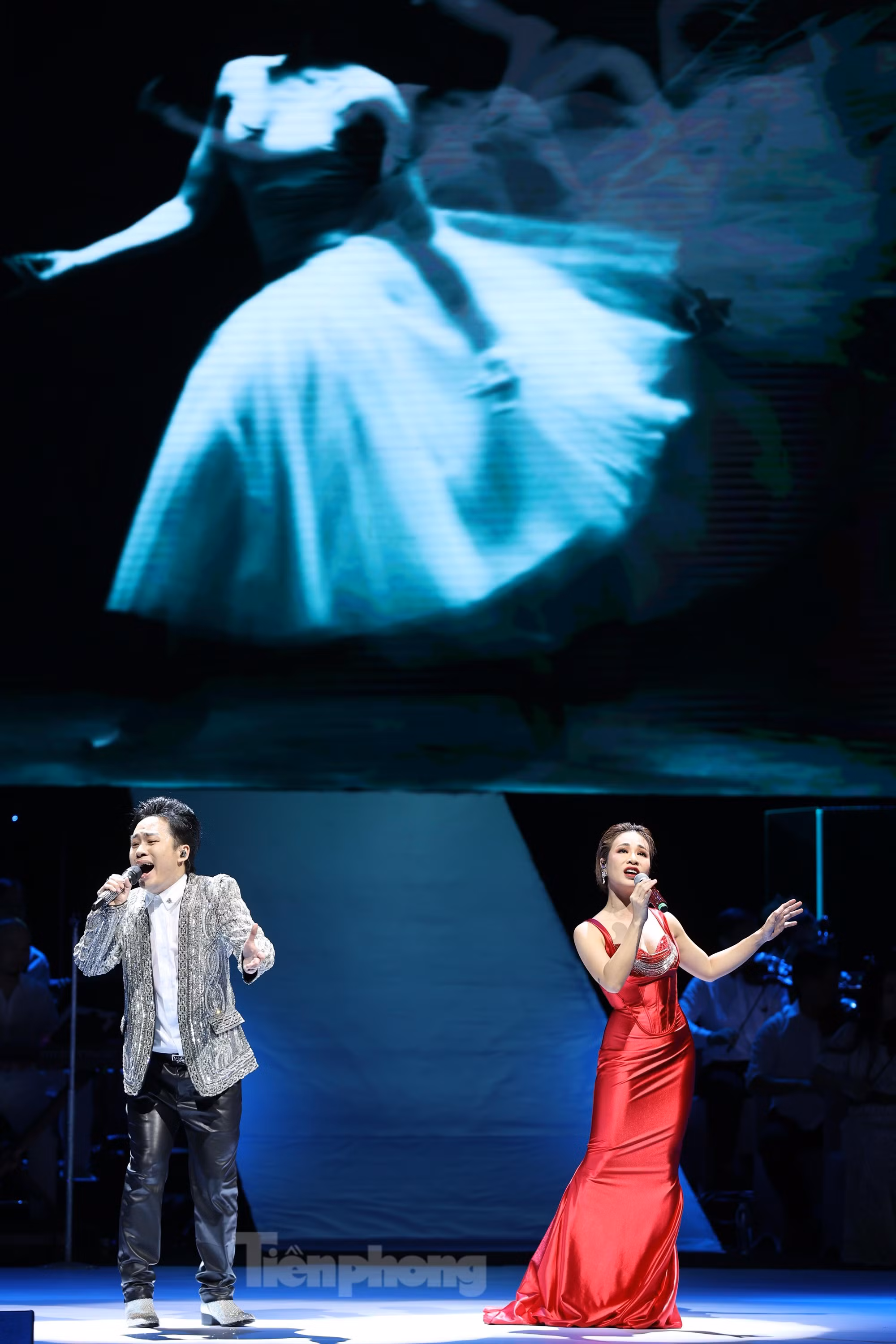 Tùng Dương và Uyên Linh song ca Chỉ là giấc mơ (Kim Ngọc). Ảnh: NHƯ Ý.