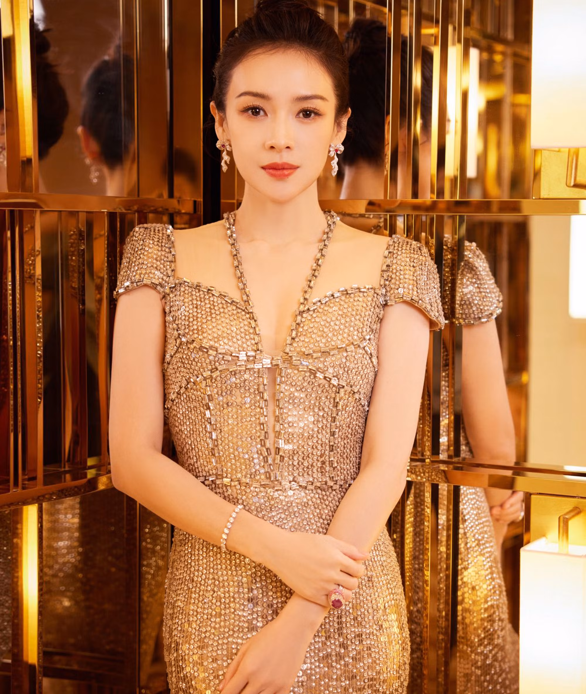 Được đóng chính phim của đạo diễn Trương Nghệ Mưu ngay trong tác phẩm đầu tay, Chương Tử Di đã gây tiếng vang lớn. Sau 26 năm, cô vẫn đứng trên đỉnh cao.