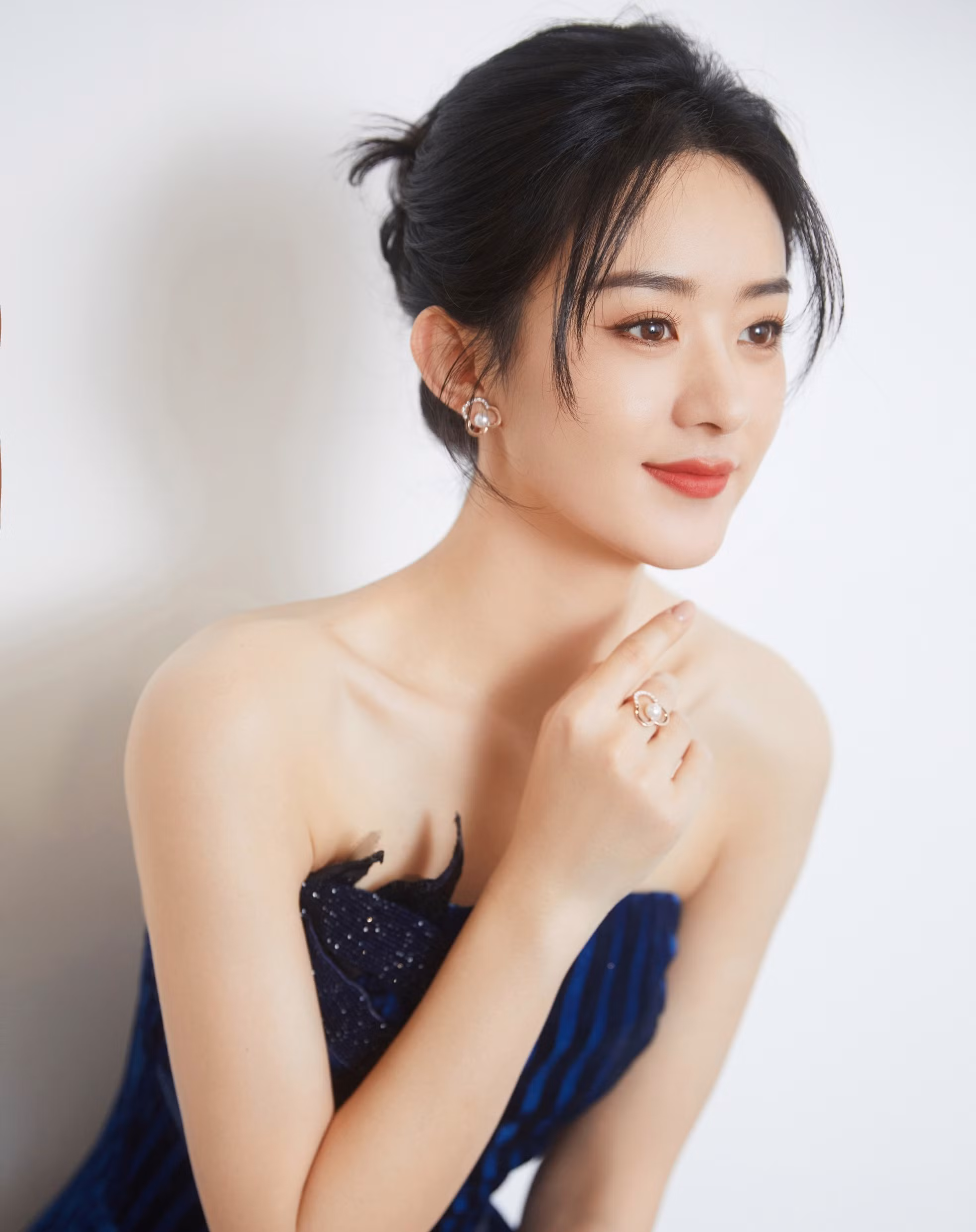 Dương Mịch bị cho là yêu thích những thứ phù phiếm như khoe sắc trên thảm đỏ hơn là diễn xuất.