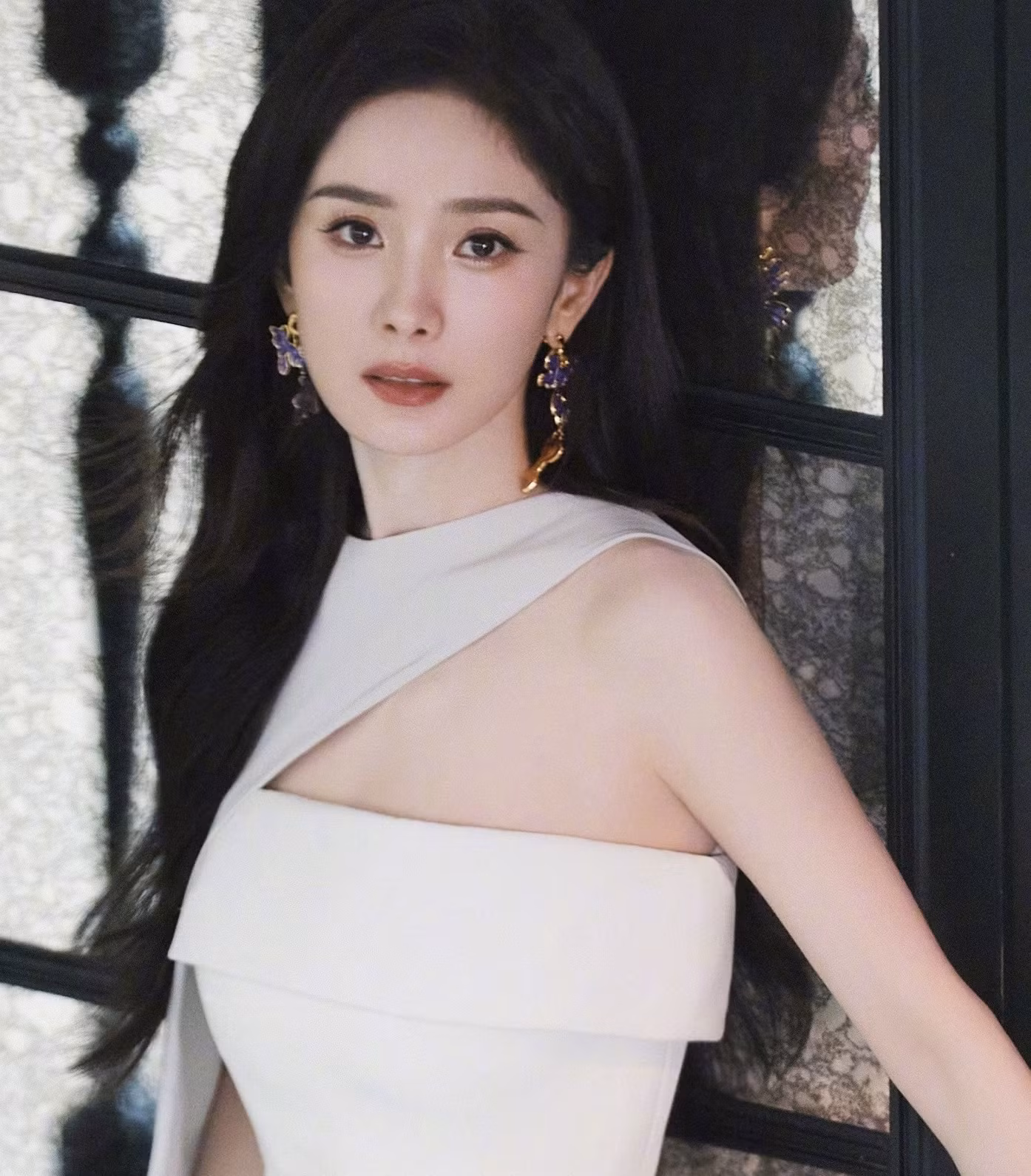 Dương Mịch bị cho là yêu thích những thứ phù phiếm như khoe sắc trên thảm đỏ hơn là diễn xuất.