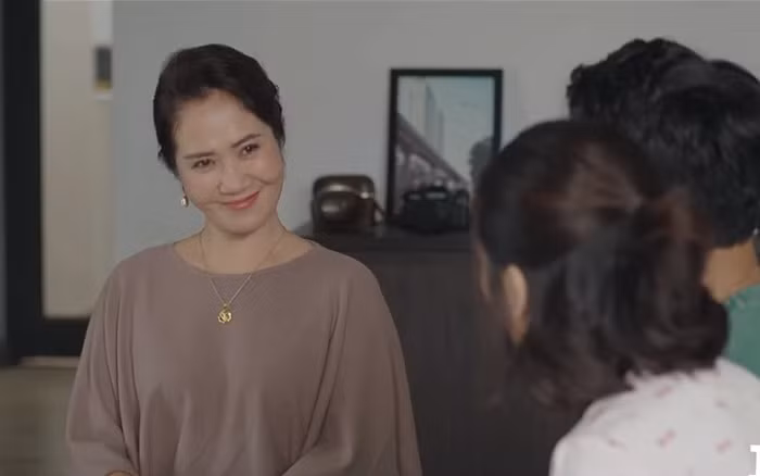 Thay vì sự chì chiết, đe nẹt con dâu, một hình ảnh mẹ chồng “dễ thở”, tình cảm, luôn đứng ra bảo vệ con được nhiều khán giả đánh giá đáng học hỏi.