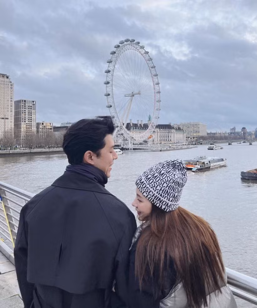 Nine Naphat và Baifern Pimchanok trong chuyến du lịch châu Âu. Ảnh: IGNV.